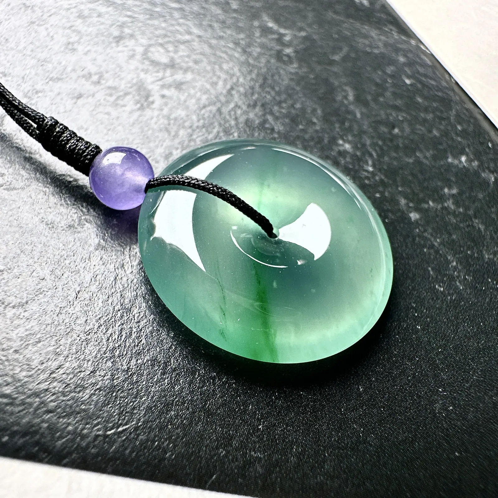 【冰种飘绿平安扣一对】一道金丝阳绿色泽，质地细腻，难得的冰润度，难得的好颜色，韵味十足，古色古香