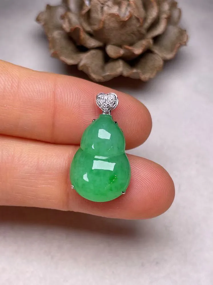 冰种阳绿葫芦吊坠、真金真钻镶嵌，种水好，玉质细腻 .裸石尺寸  18.3*12.8