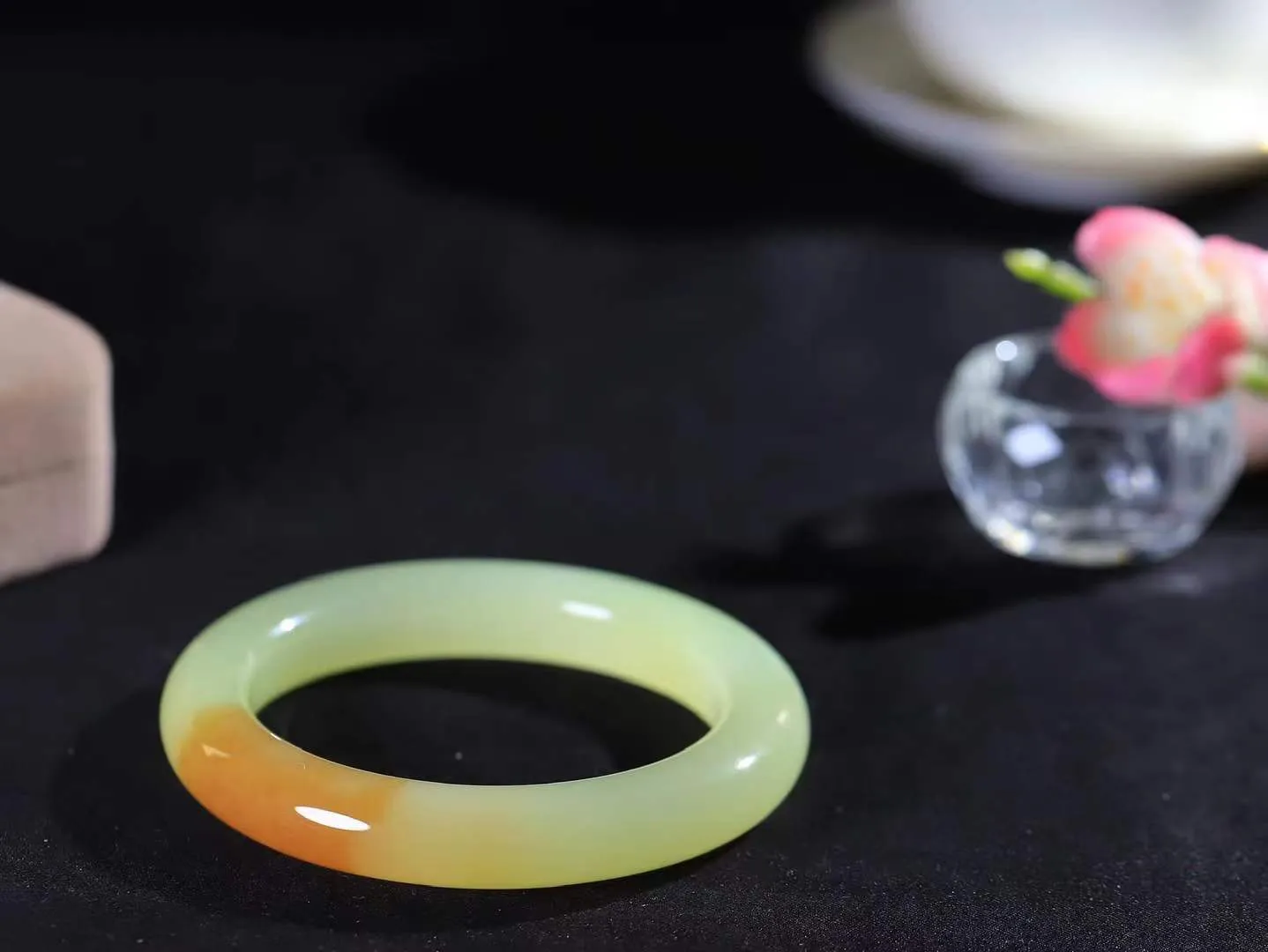 【花样年华·手镯】

典藏级臻品和田玉黄口带糖手镯，质地油润细腻，色泽高贵典雅，镯型古朴典雅。在诗