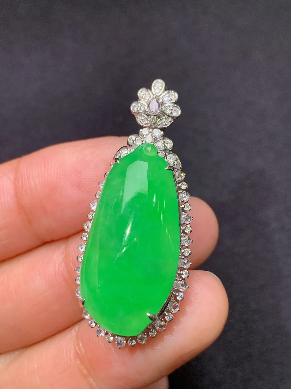 阳绿福瓜吊坠，18k金镶嵌，色泽鲜阳，冰润细腻，种水足， 尺寸38.7*16.7*12.2