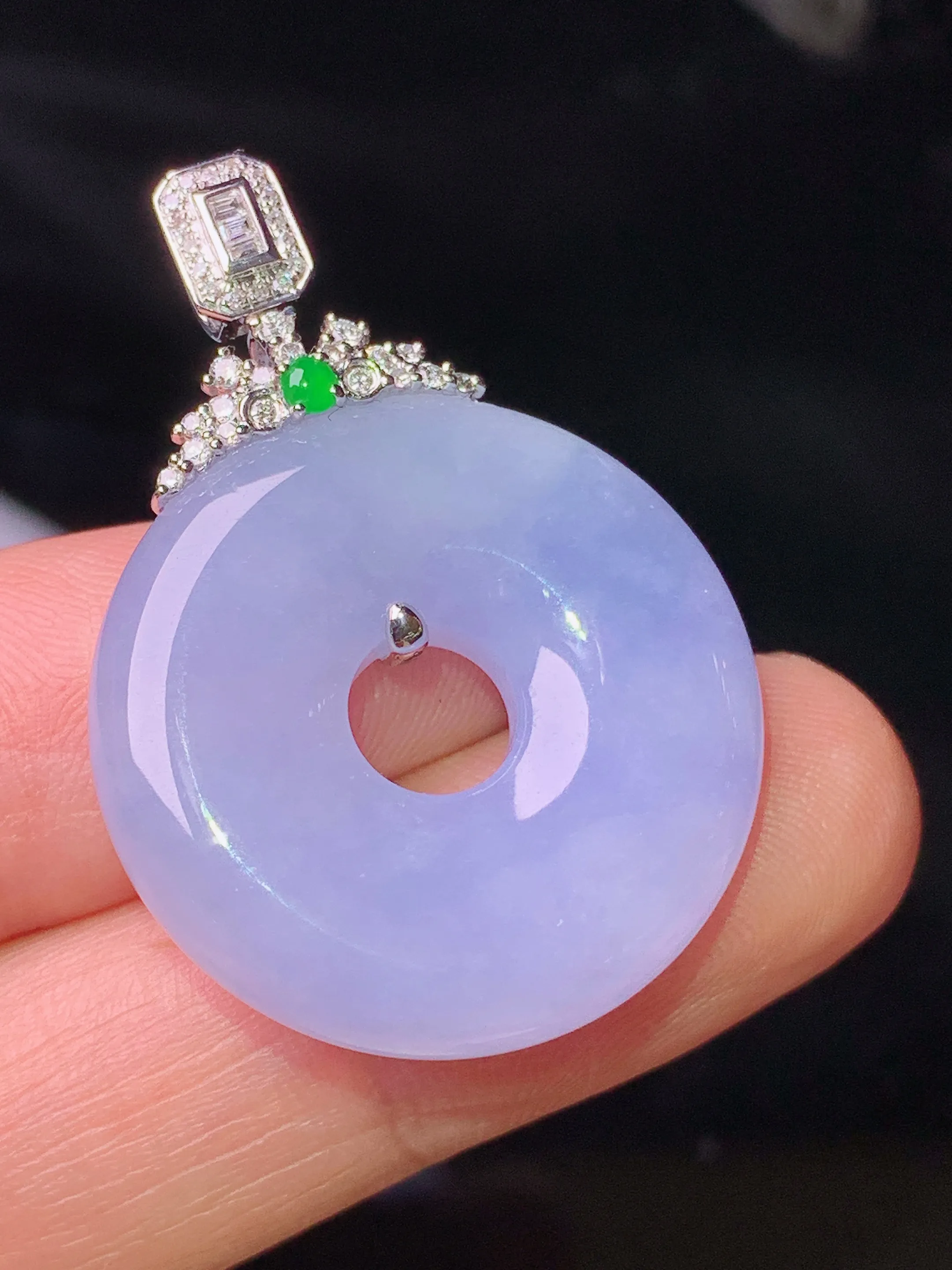 18k金钻镶嵌紫罗兰平安环吊坠 玉质细腻 色泽清新艳丽 整体尺寸35*24.6*6