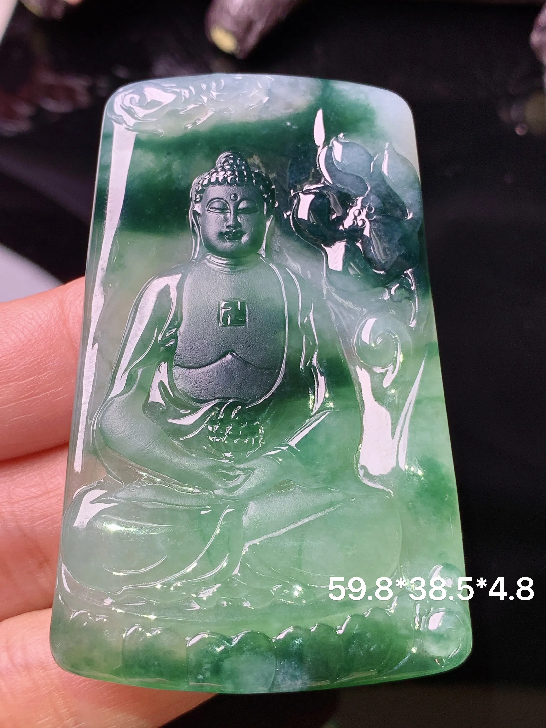 飘绿大日如来佛祖吊坠 玉质细腻 色泽清新艳丽  整体尺寸59.8*30.5*4.8