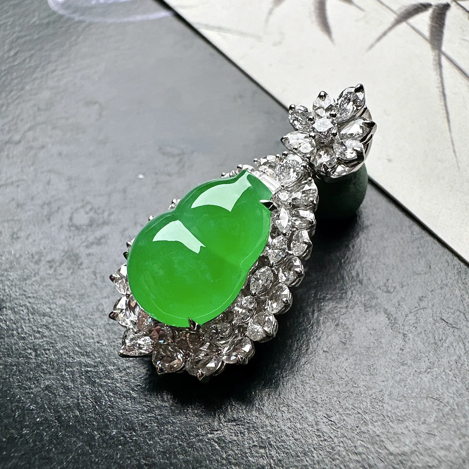 【冰种满绿葫芦吊坠】种水色俱全，冰透闪亮，通透感饱满度很好，18k金钻豪华镶嵌，裸石尺寸14.5*10.9*5.3毫米