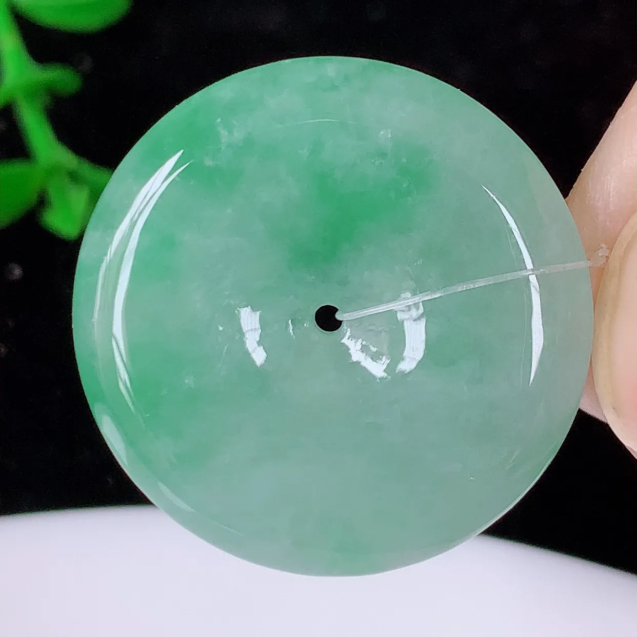 自然光实拍，冰飘绿翡翠平安扣吊坠，品相佳，美感十足，寓意平平安安，平安扣佩戴精美时尚！#49.29