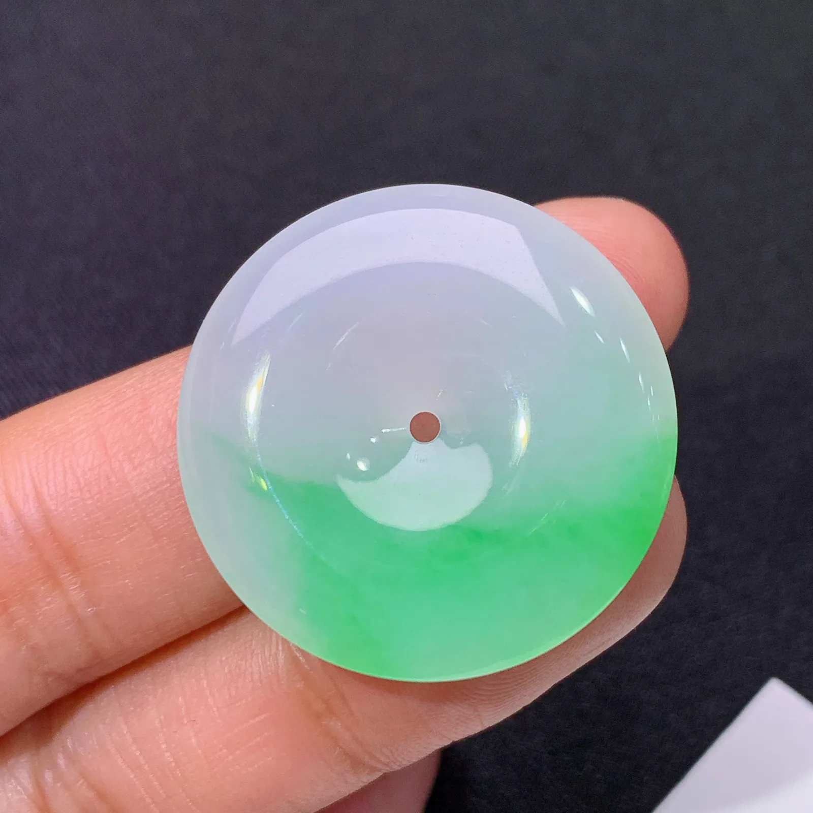 飘绿平安扣，冰润色阳，玉质细腻，种水足尺寸28.1*4.6