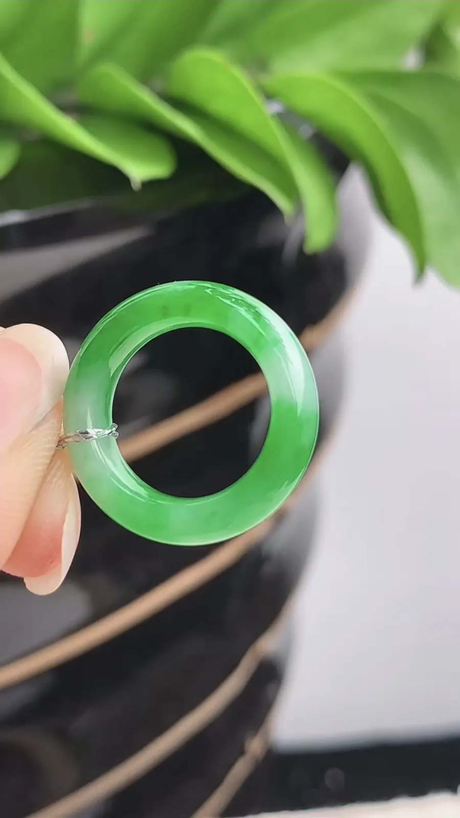 a货翡翠老坑冰种飘阳绿素面戒指 尺寸15.6×5.7×4mm 重量3.88g 1201