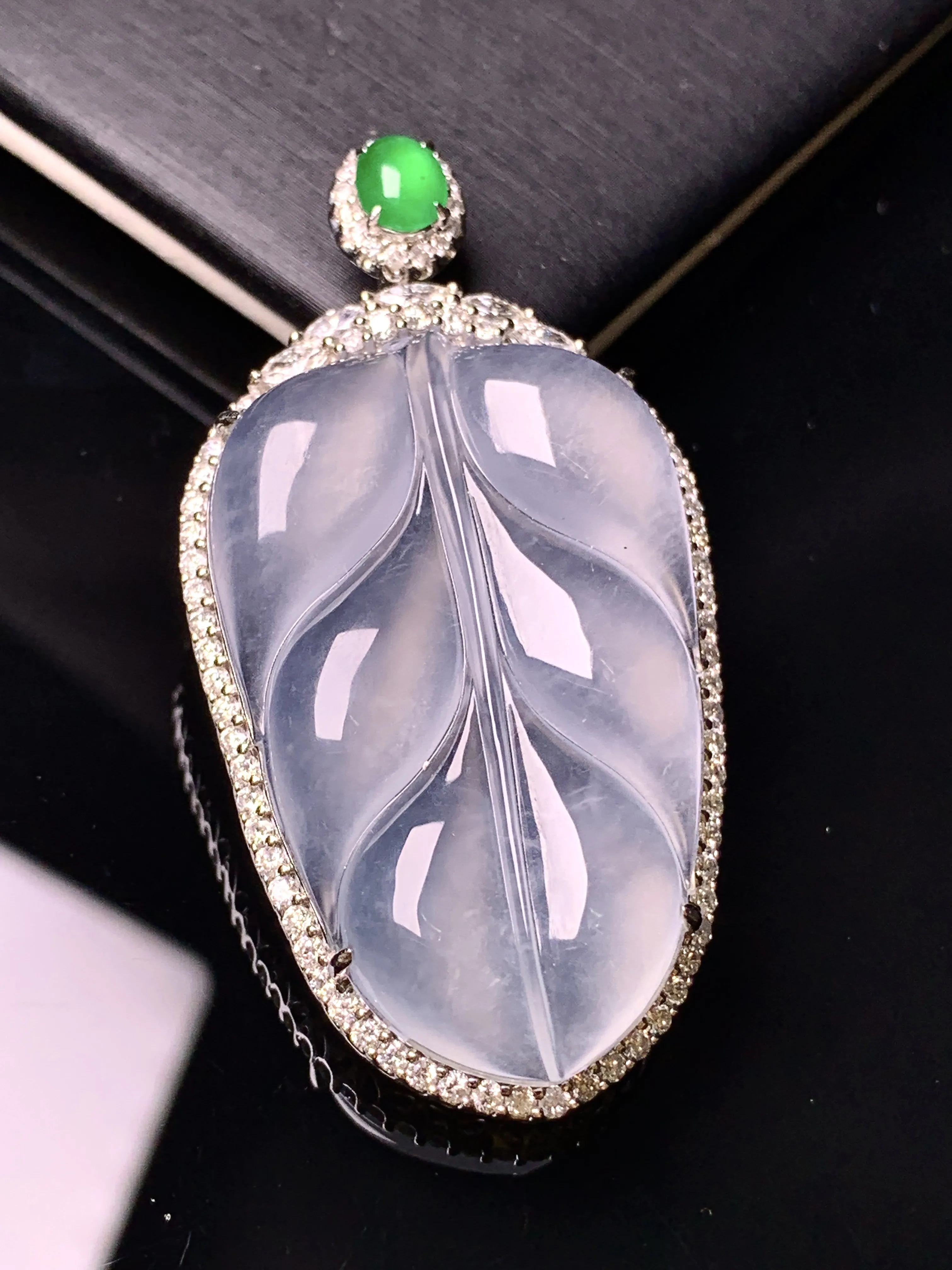 18k金钻镶嵌冰种树叶吊坠 玉质细腻 色泽清新艳丽  整体尺寸50*25.7*8.8