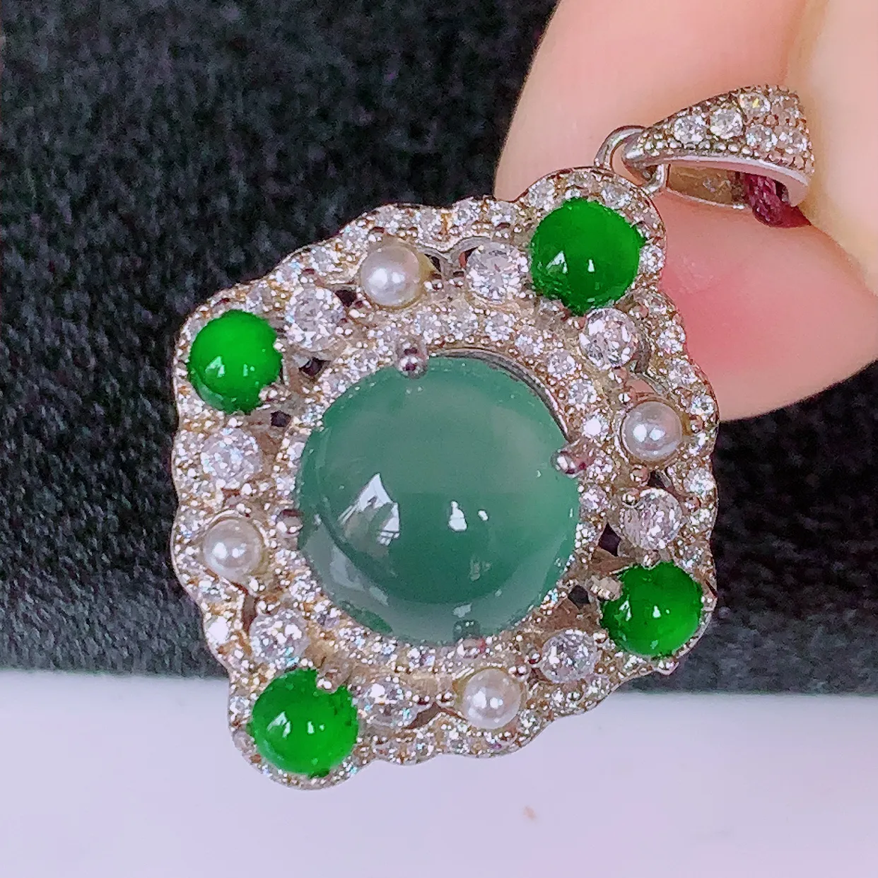 冰透满绿翡翠925银镶嵌吊坠，自然光实拍，翠色灵动，颜色漂亮，种老水足，品相佳，佩戴佳品！#97.29整体29*20*9.6裸石9*9