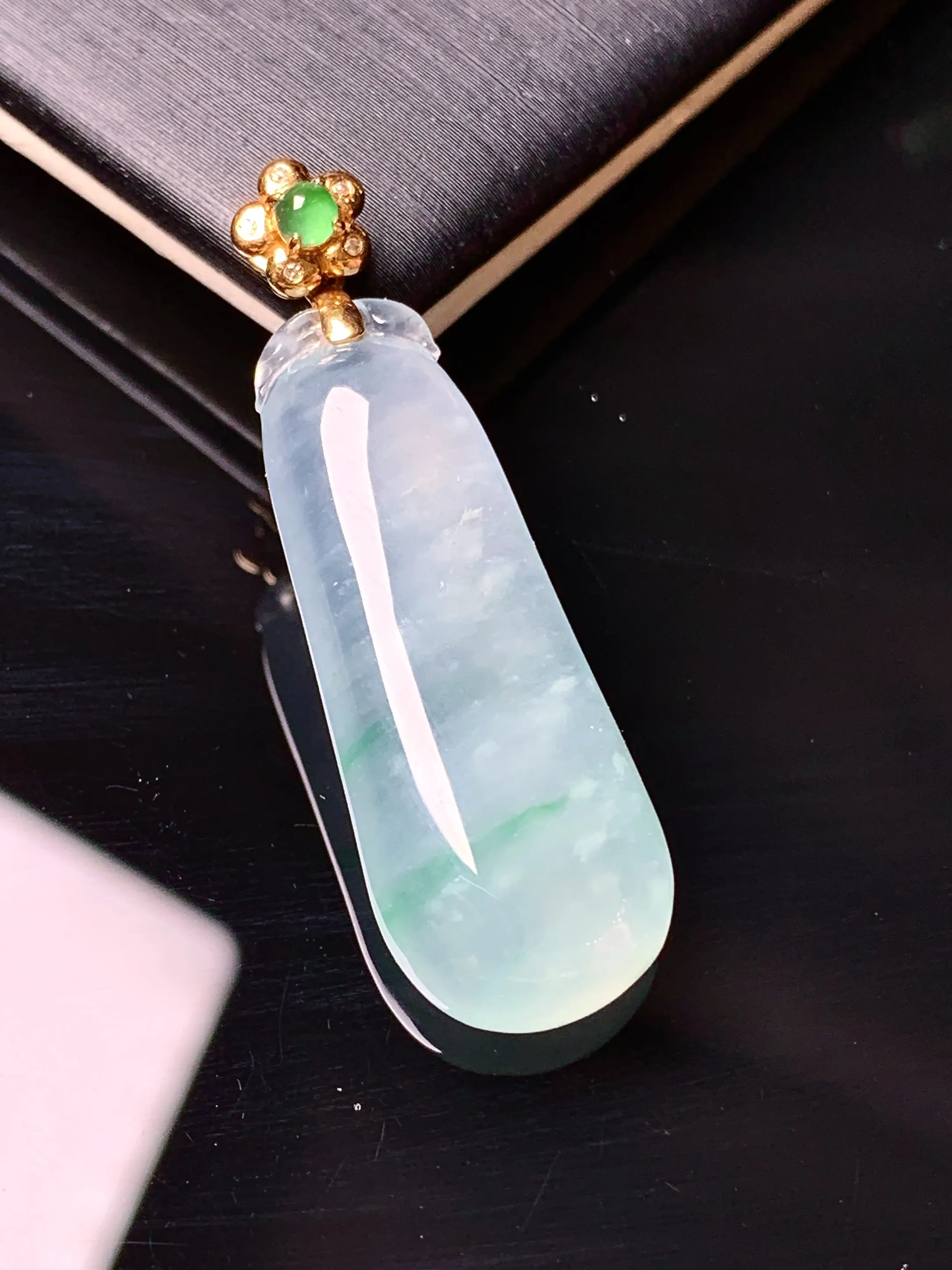 18k金钻镶嵌冰种福瓜吊坠 玉质细腻 色泽清新艳丽 整体尺寸37*12*6