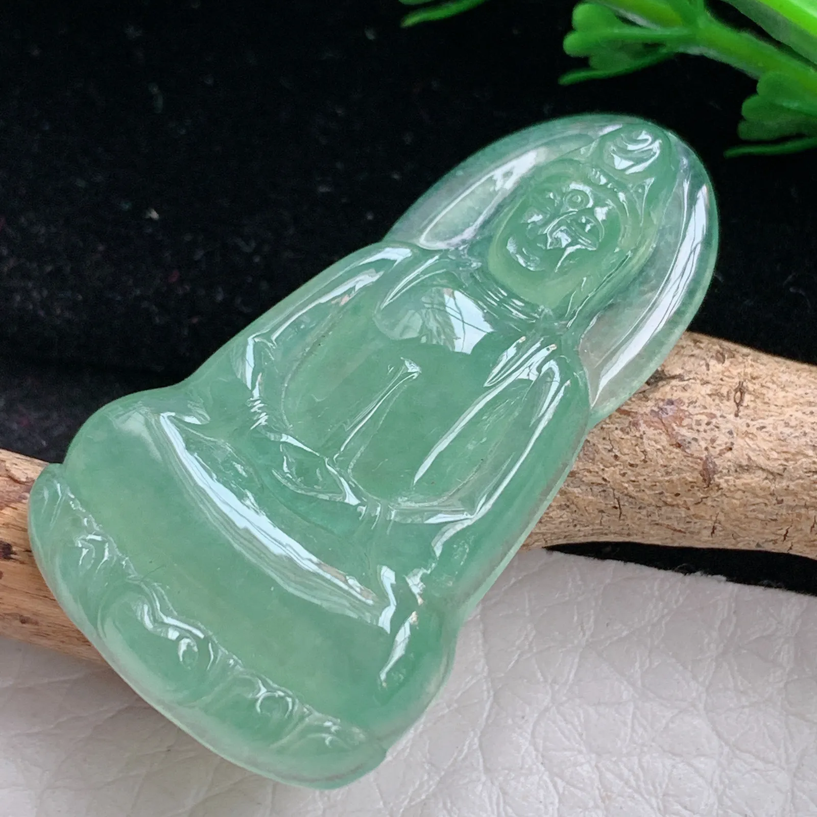 gp自然光41.6*23.6*4.6天然缅甸翡翠冰油绿玉扣素衣观音 玉观音玉吊坠