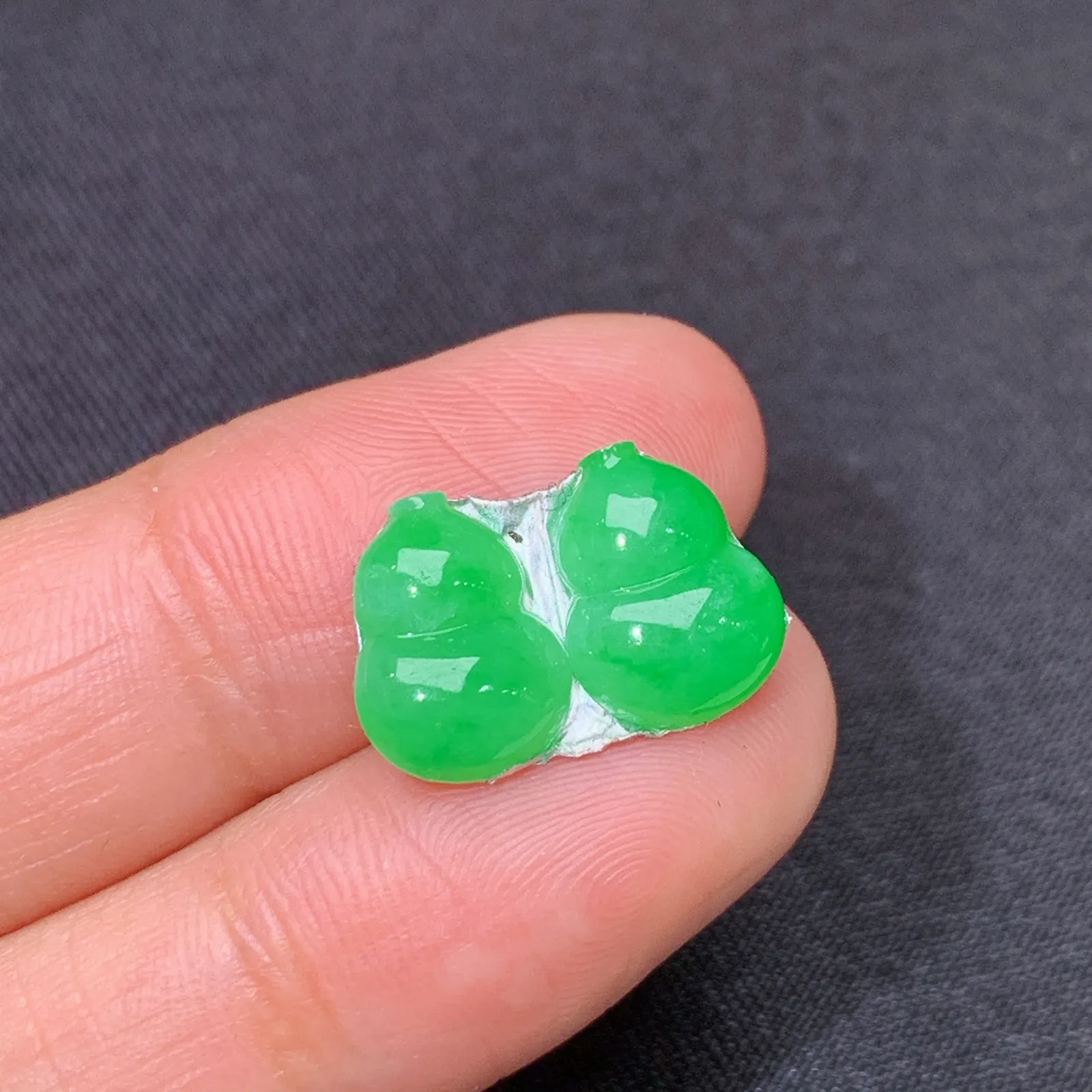 翠绿葫芦一对，镶嵌佳品，冰润色阳，种水足 尺寸10.3*7.5*2.6