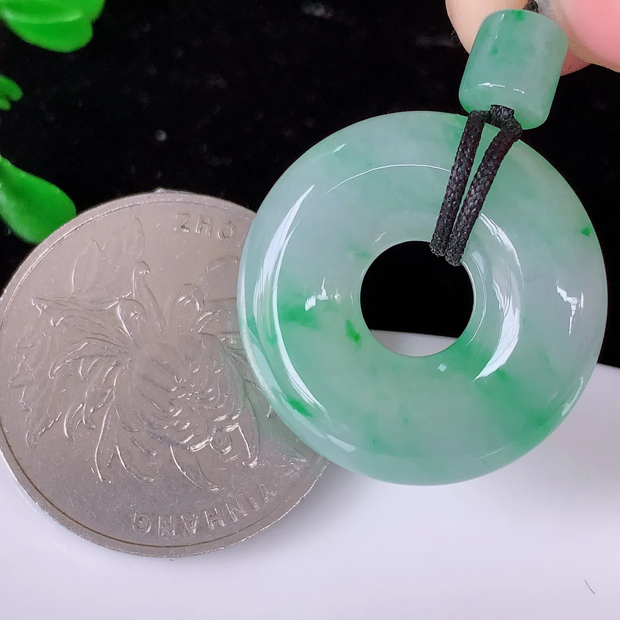 自然光实拍，冰种飘绿翡翠平安扣吊坠，玉扣，平安是福；很美的料子，平安扣佩戴优雅迷人！#12.29