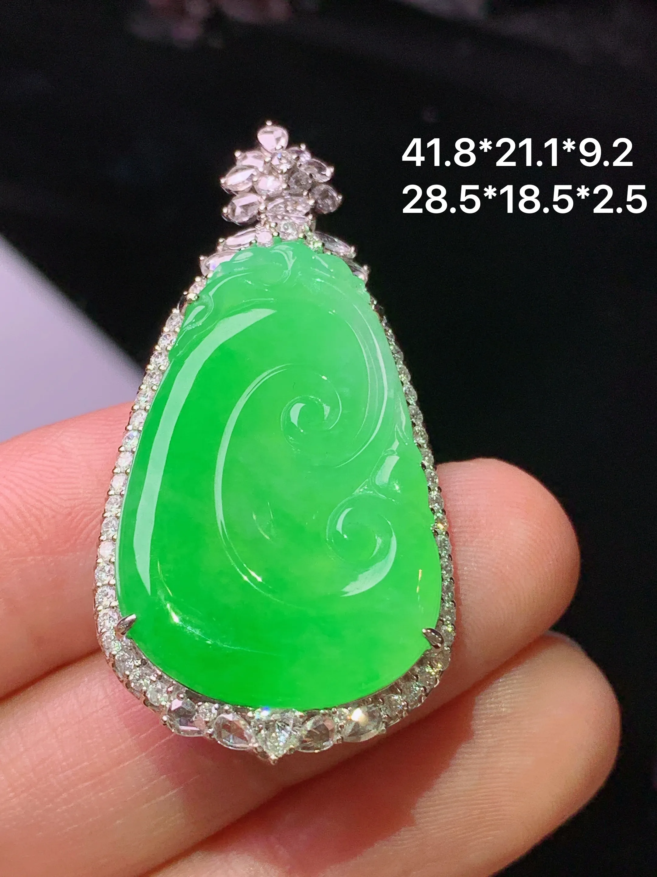 18k金钻镶嵌翠绿如意吊坠 玉质细腻 色泽清新艳丽  整体尺寸41.8*21.1*9.2