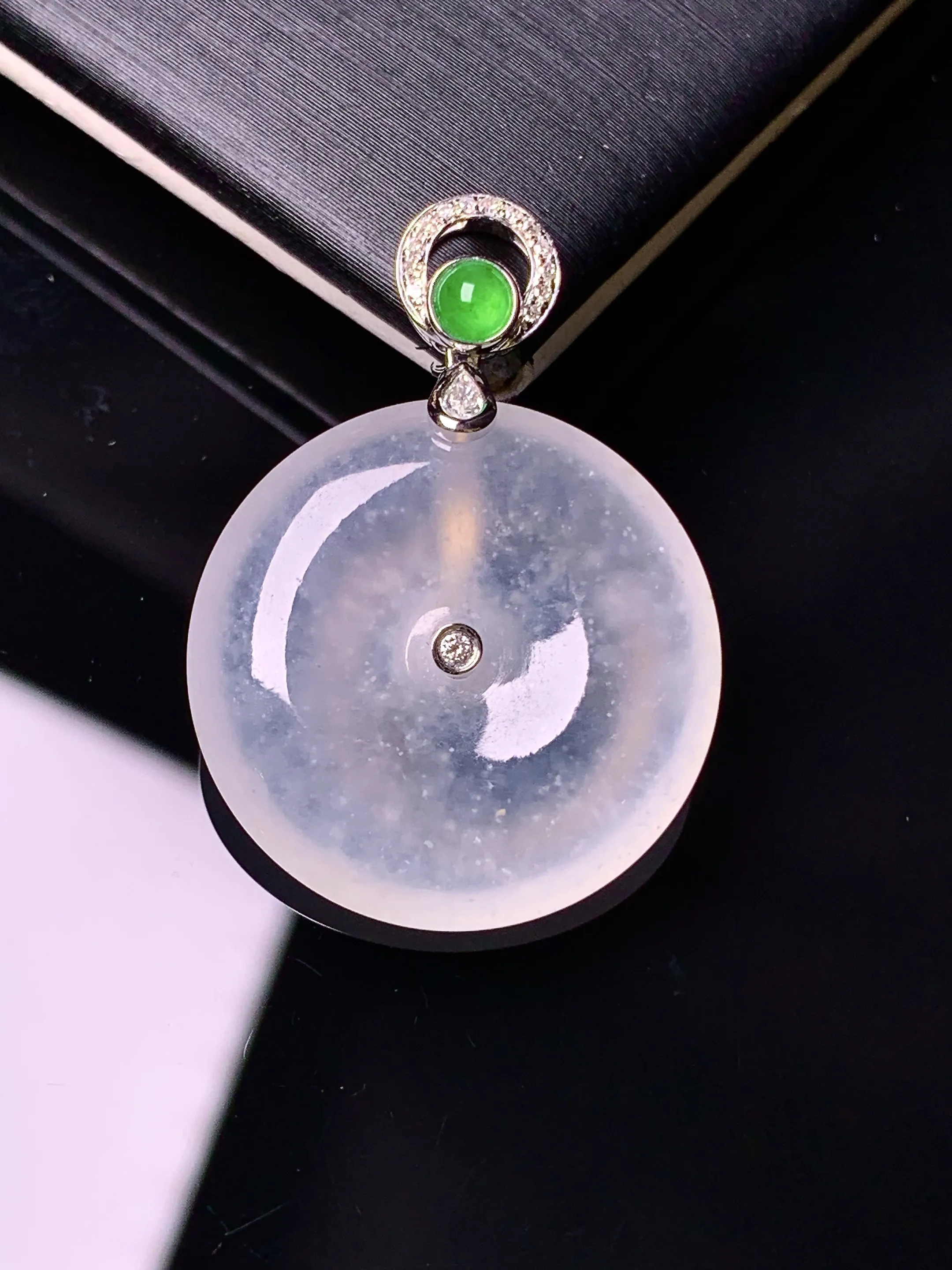 18k金钻镶嵌冰种平安扣吊坠 玉质细腻 色泽清新艳丽  整体尺寸29.8*21.6*4.8