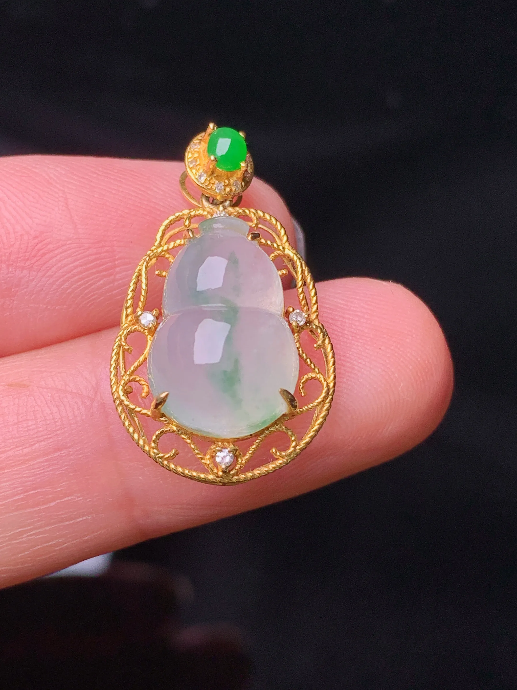 18k金钻镶嵌冰种飘绿葫芦吊坠 玉质细腻 色泽清新艳丽  整体尺寸24.5*14.5*7.6