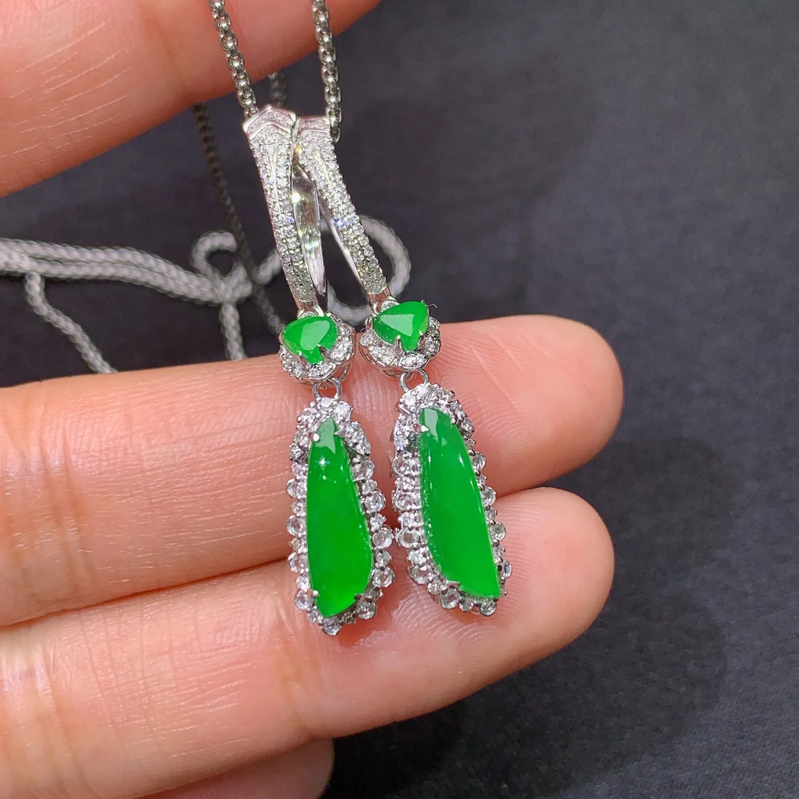 阳绿随形耳坠，18k金镶嵌，简约时尚，冰润色阳，种水足，裸石12.6*3.3*2