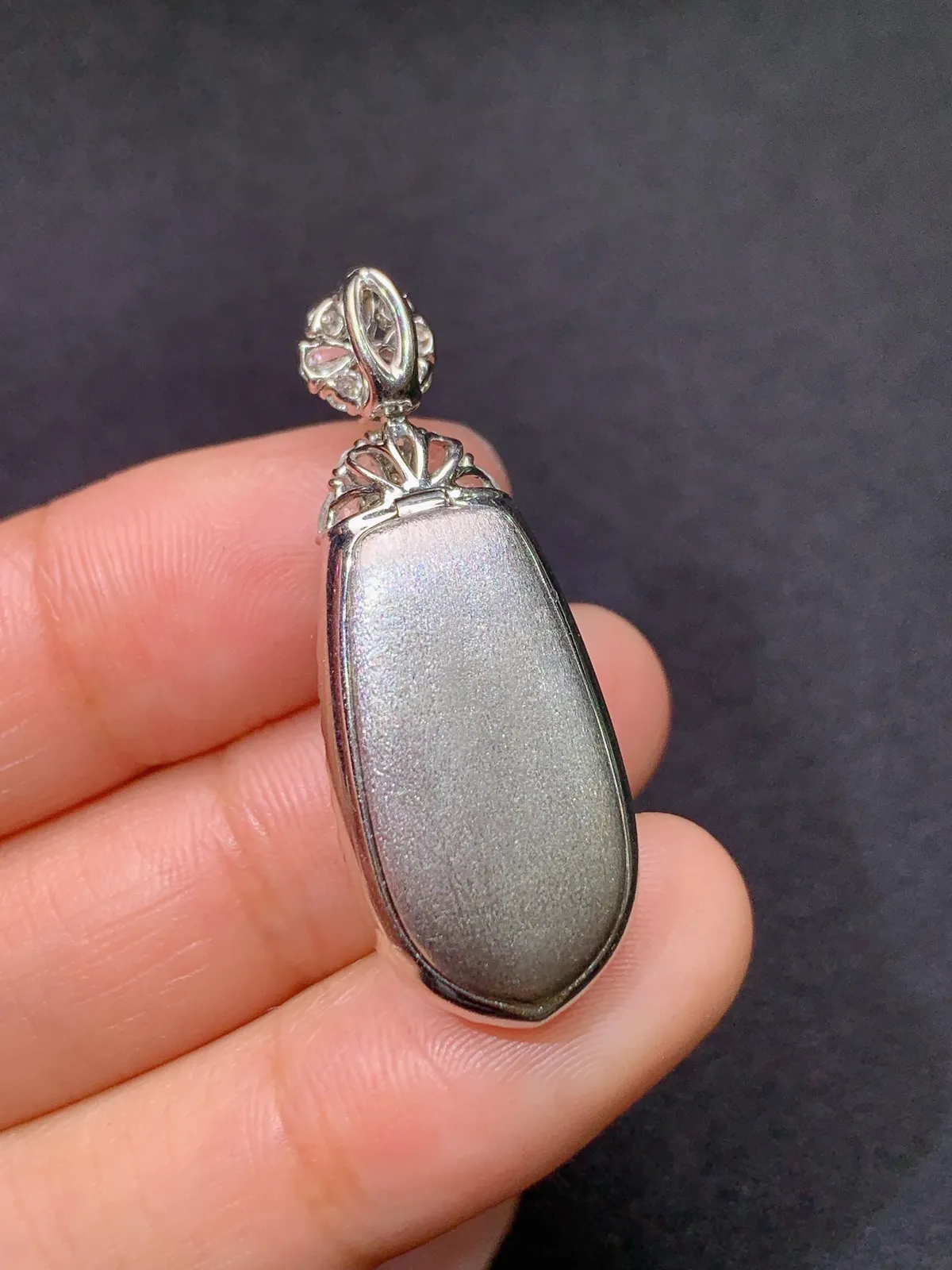 阳绿福豆吊坠，18k金镶嵌，色泽鲜阳，冰润细腻，种水足 尺寸35.8*13.6*10.3