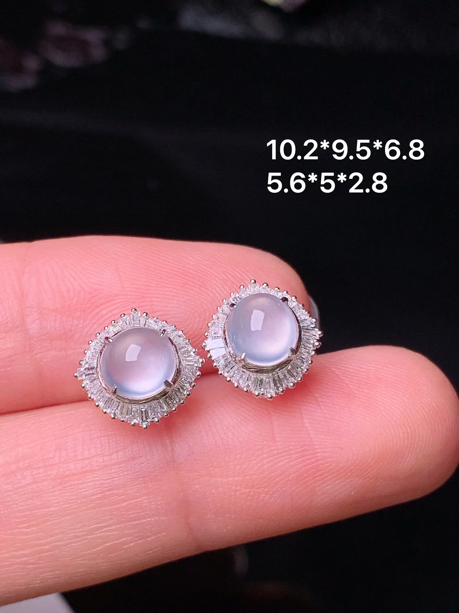 18k金钻镶嵌冰种蛋面耳钉 玉质细腻 色泽清新艳丽 整体尺寸10.2*9.5*6.8