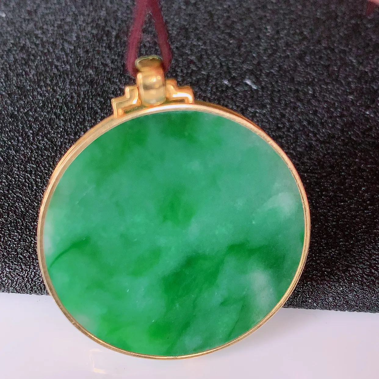 自然光实拍，18K金镶嵌水润飘绿翡翠平安无事牌吊坠，平平安安，无事牌翠色灵动，佩戴平安时尚！#83.29整体35.5-29.5-4.2裸石28.5*28.5