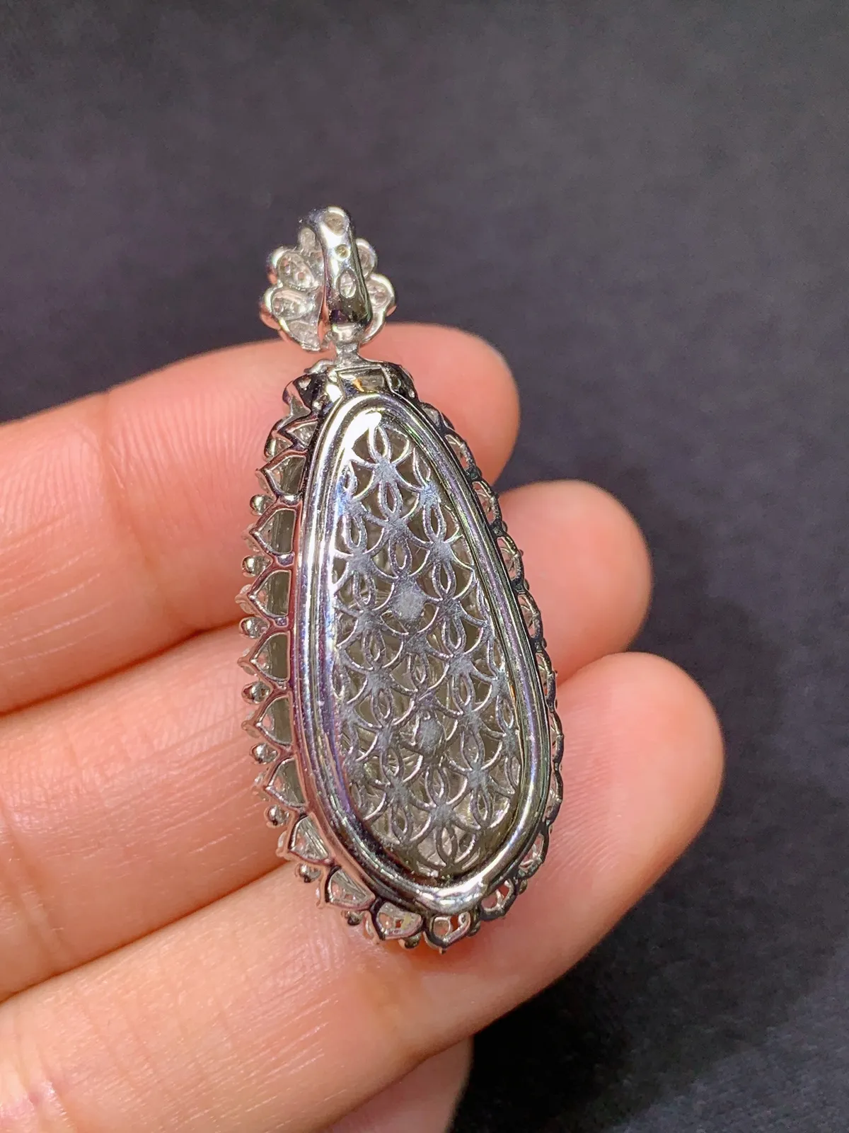 阳绿福瓜吊坠，18k金镶嵌，色泽鲜阳，冰润细腻，种水足， 尺寸38.7*16.7*12.2