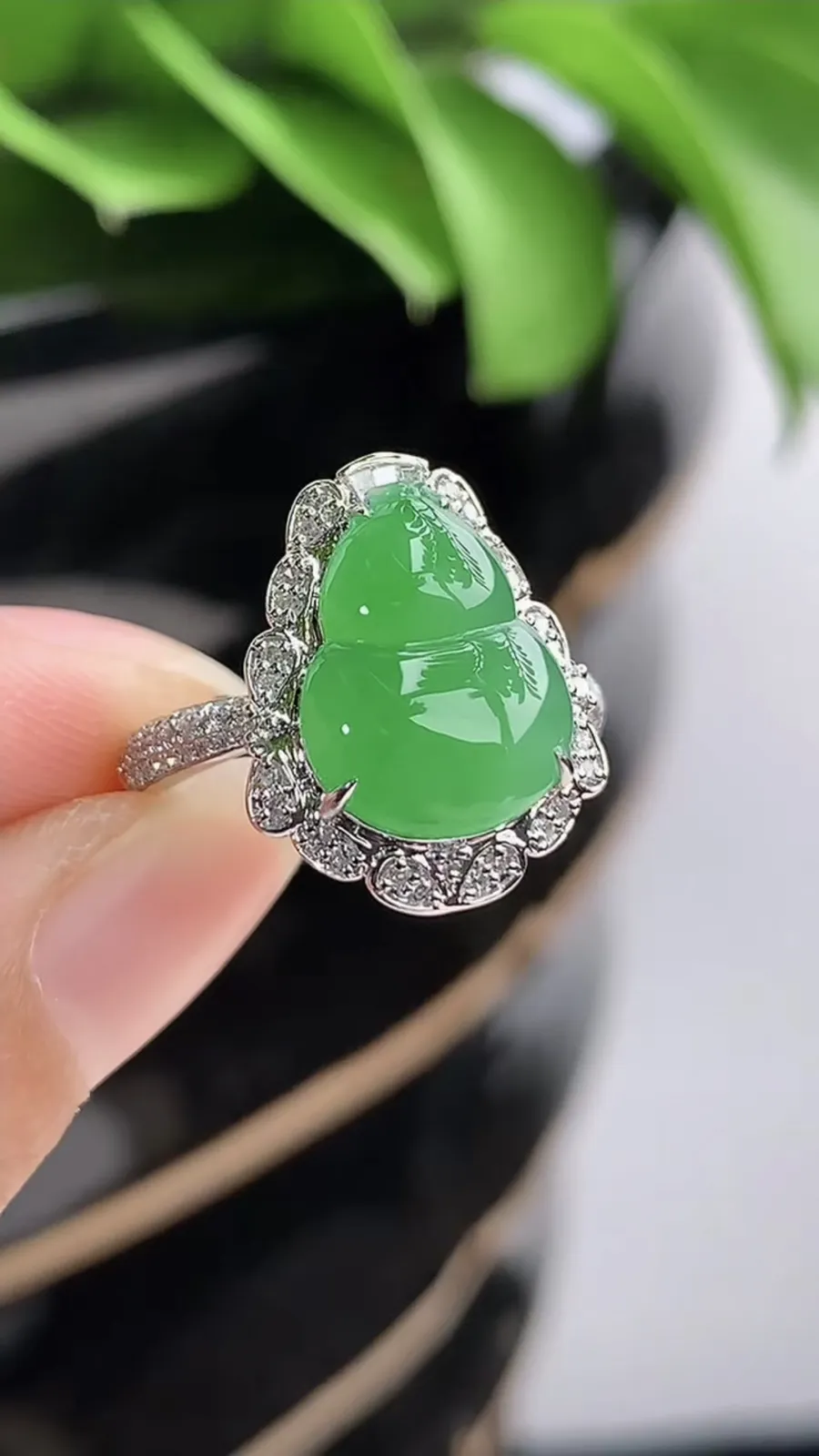 a货翡翠老坑冰种18K金伴钻镶嵌甜绿葫芦戒指 圈口17裸石尺寸13×9.7mm 重量3.60g 1202