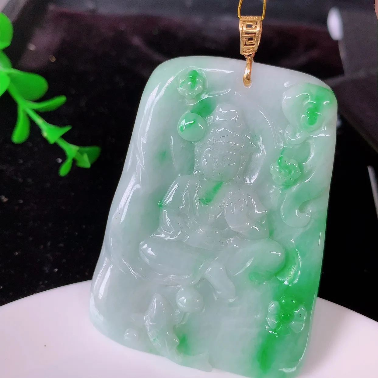 18K金镶嵌冰润飘绿翡翠观音菩萨吊坠，赐福翡翠观音，观音面相端庄，品相佳，佩戴气质！#35.29整体66裸石55.8*44.5*5
