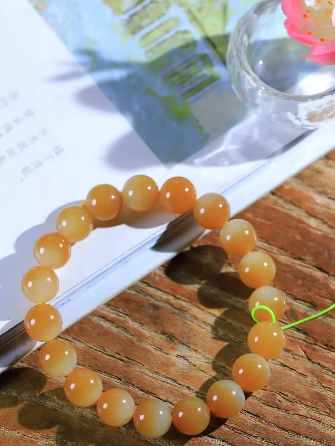 【珠圆玉润.手串】

精品和田玉糖白玉珠圆玉润手串 玉质温润细腻  整串打磨圆润，佩戴舒适。珠珠落玉盘，间关莺语花底滑，一生美好时光，无论身在何处，都有它相伴相守。事事顺遂，幸福美满，吉祥如意。重28.41克   尺寸取一9.2mm   FDL-31120206