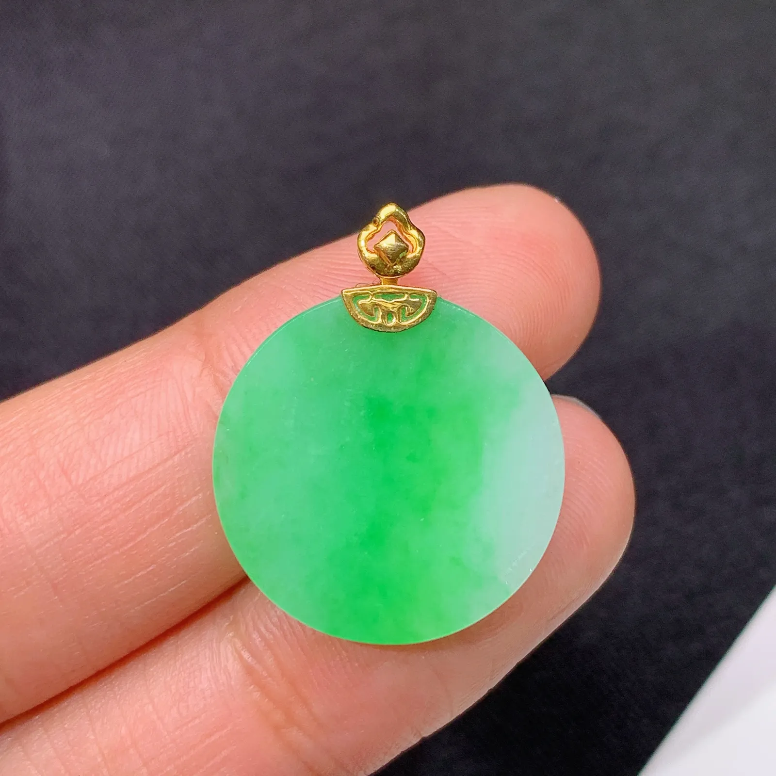 冰飘绿圆牌吊坠，18k金镶嵌，冰润色阳，玉质细腻，种水足，Al 尺寸23.2*18.6*2.3