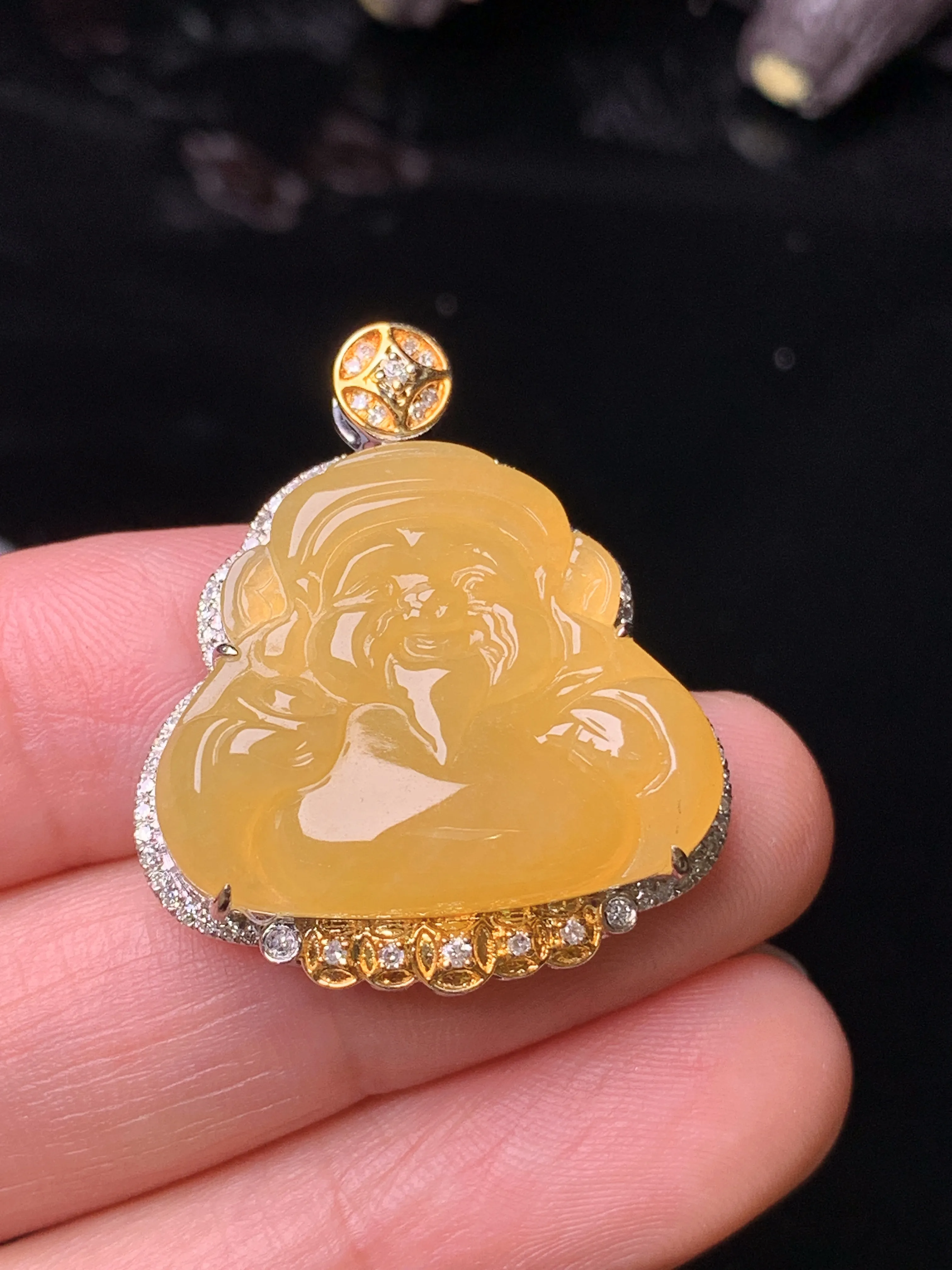 18k金钻镶嵌黄翡财神吊坠 玉质细腻 色泽清新艳丽  整体尺寸29.6*25*8.8