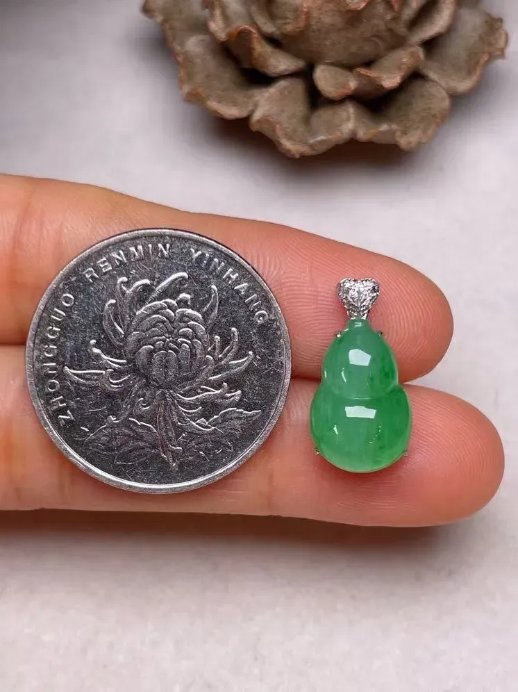 冰种阳绿葫芦吊坠、真金真钻镶嵌，种水好，玉质细腻 .裸石尺寸  14.0*9.5