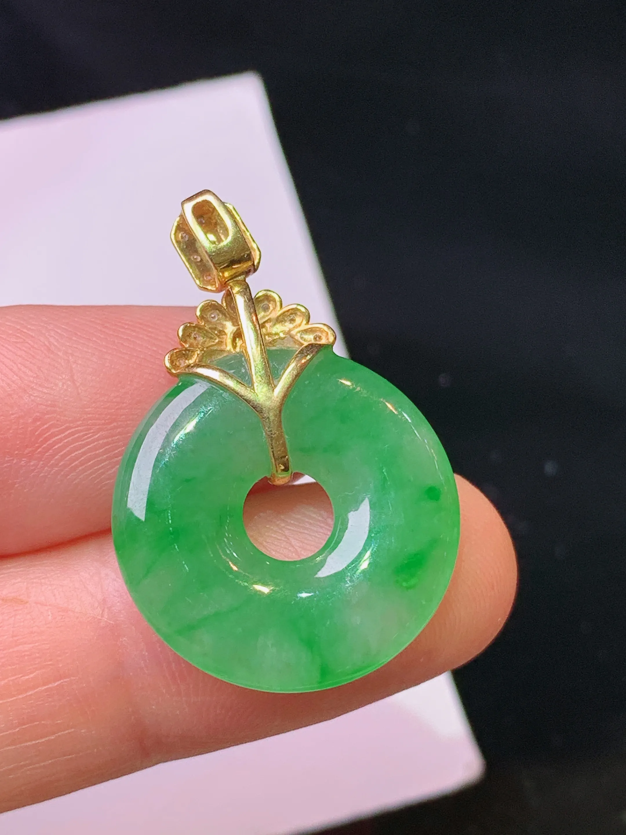 18k金钻镶嵌翠绿平安环吊坠 玉质细腻 色泽清新艳丽 整体尺寸29.3*19.6*3.5