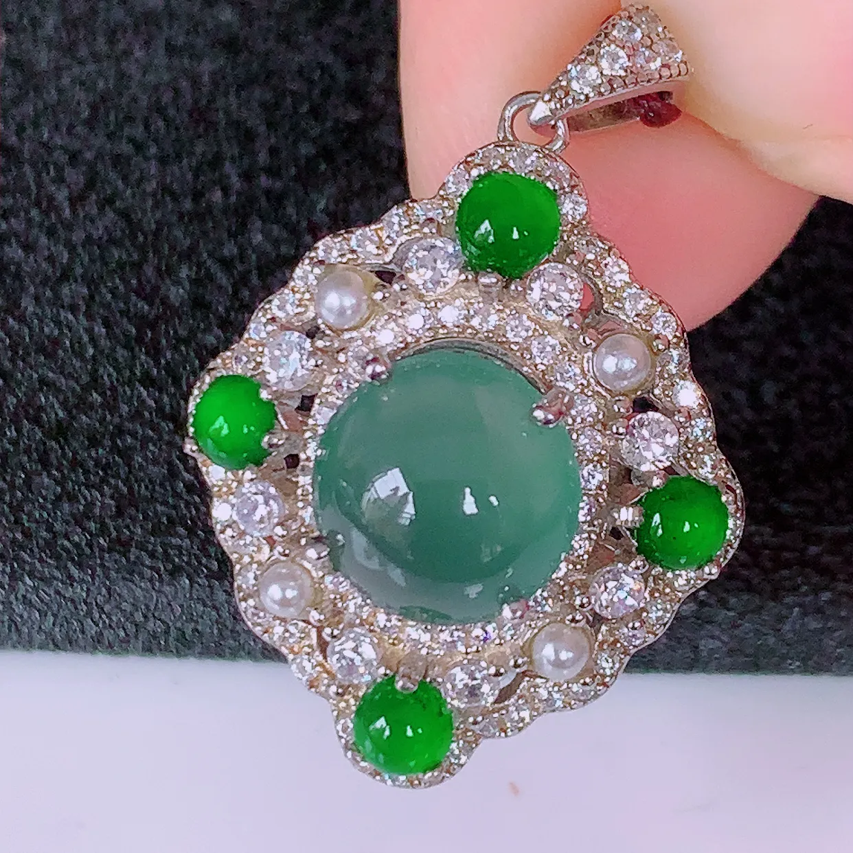 冰透满绿翡翠925银镶嵌吊坠，自然光实拍，翠色灵动，颜色漂亮，种老水足，品相佳，佩戴佳品！#97.29整体29*20*9.6裸石9*9