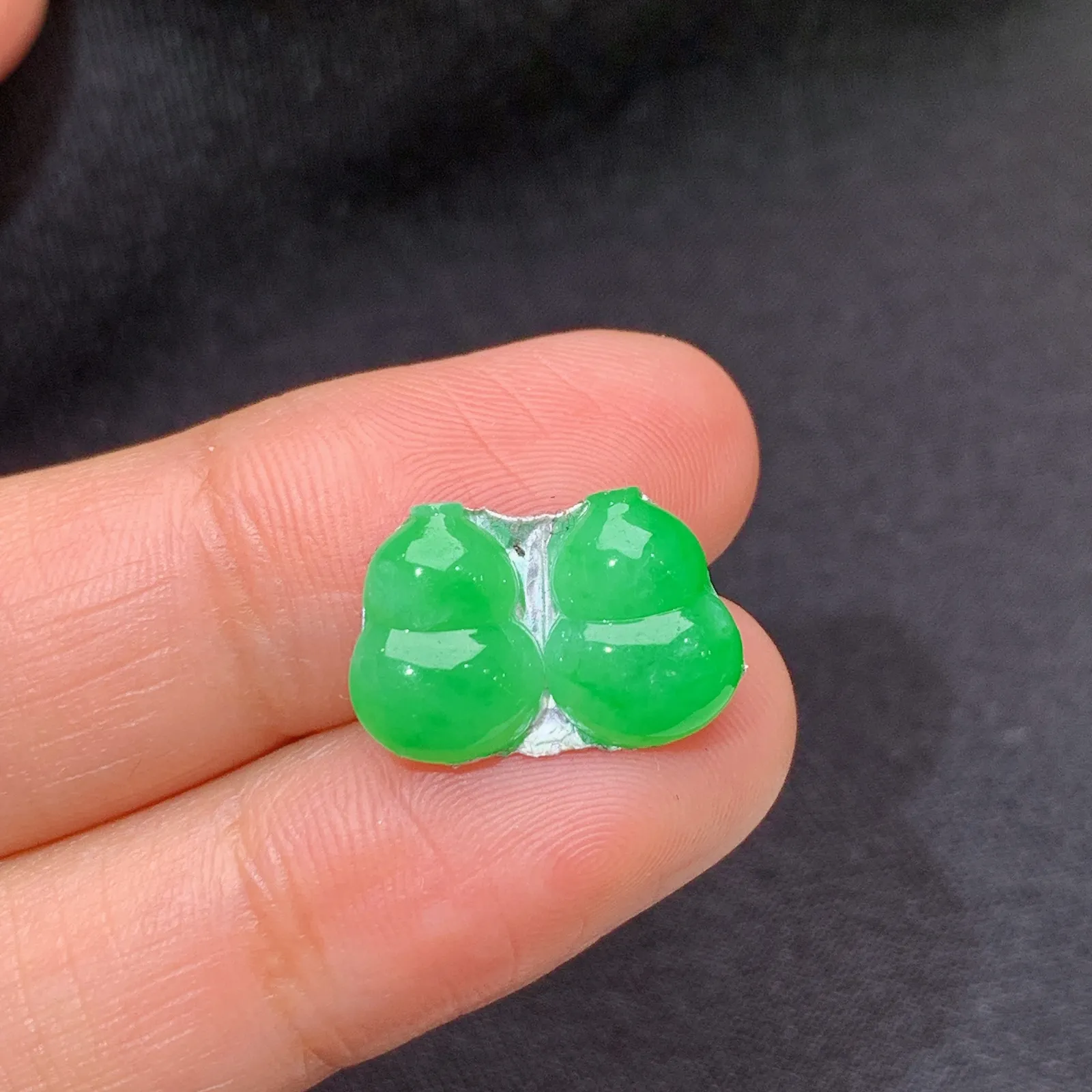 翠绿葫芦一对，镶嵌佳品，冰润色阳，种水足 尺寸10.3*7.5*2.6