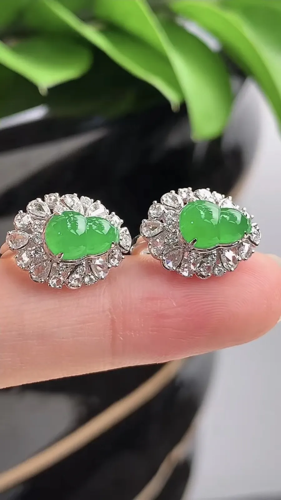 a货翡翠老坑冰种18K金伴钻镶嵌阳绿葫芦耳坠 尺寸7.5×5.5mm 重量4.05g 1201