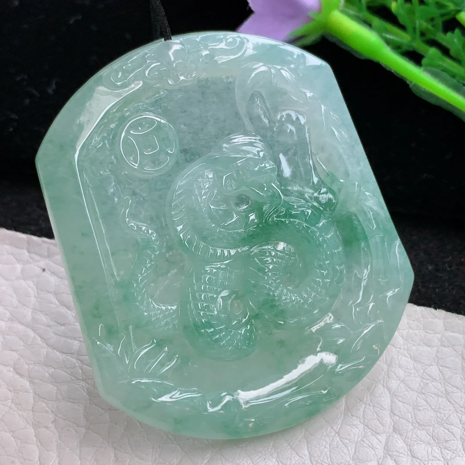 kh自然光54*46*4.5天然缅甸翡翠飘绿花腰缠万贯 年肖蛇玉吊坠 毛衣坠