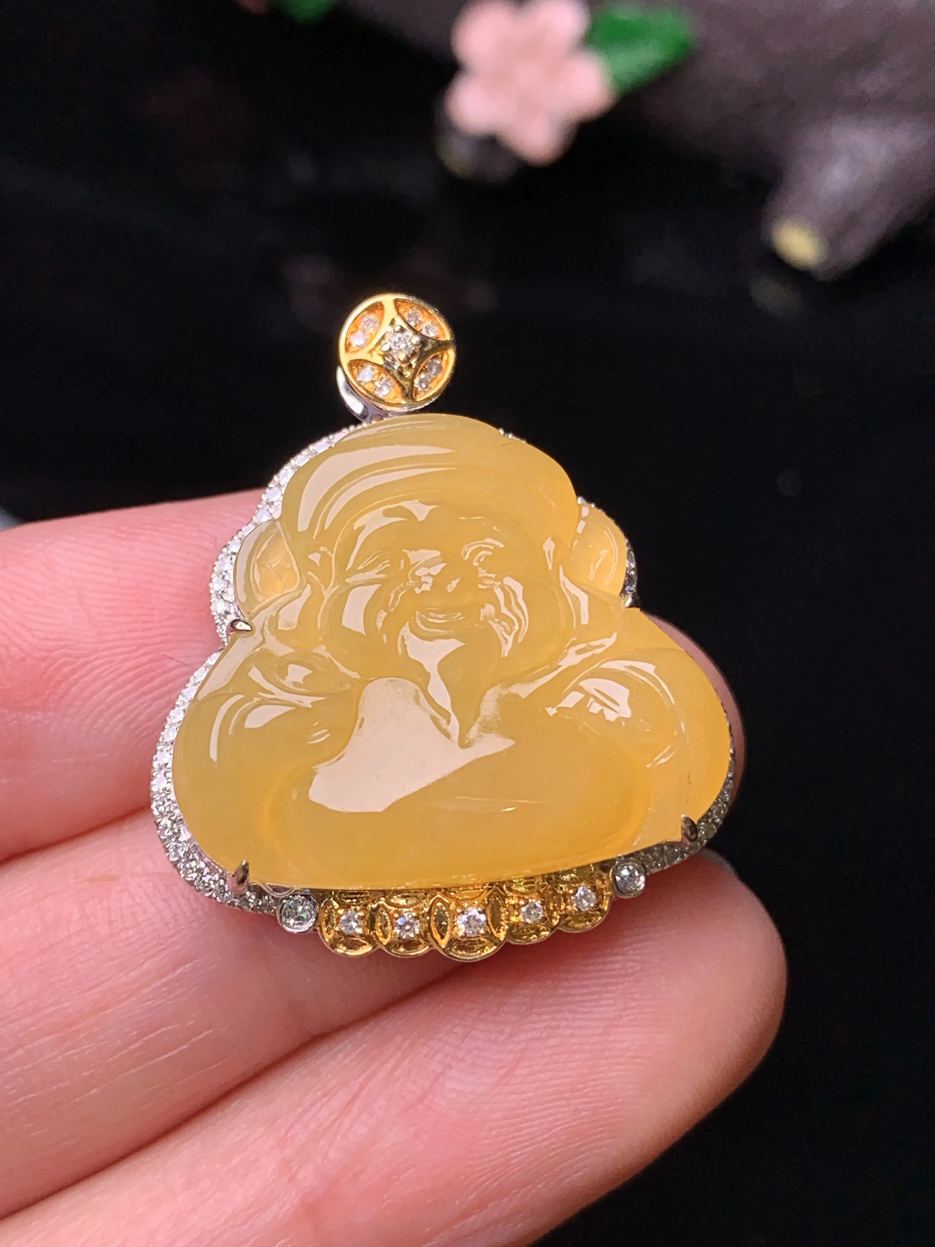 18k金钻镶嵌黄翡财神吊坠 玉质细腻 色泽清新艳丽  整体尺寸29.6*25*8.8