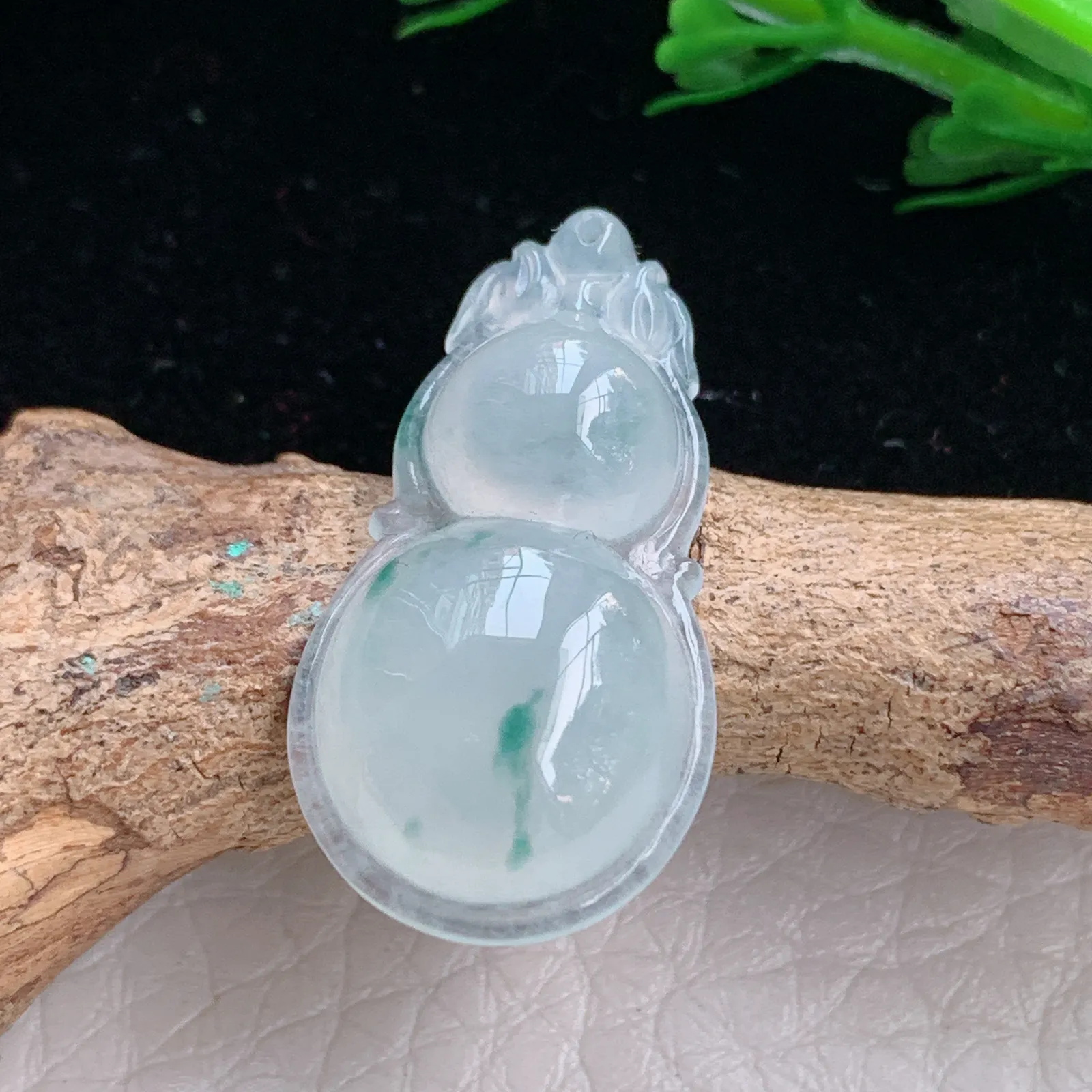 gp自然光26.6*14*6.2天然缅甸翡翠冰胶饱满飘花葫芦 玉葫芦玉吊坠