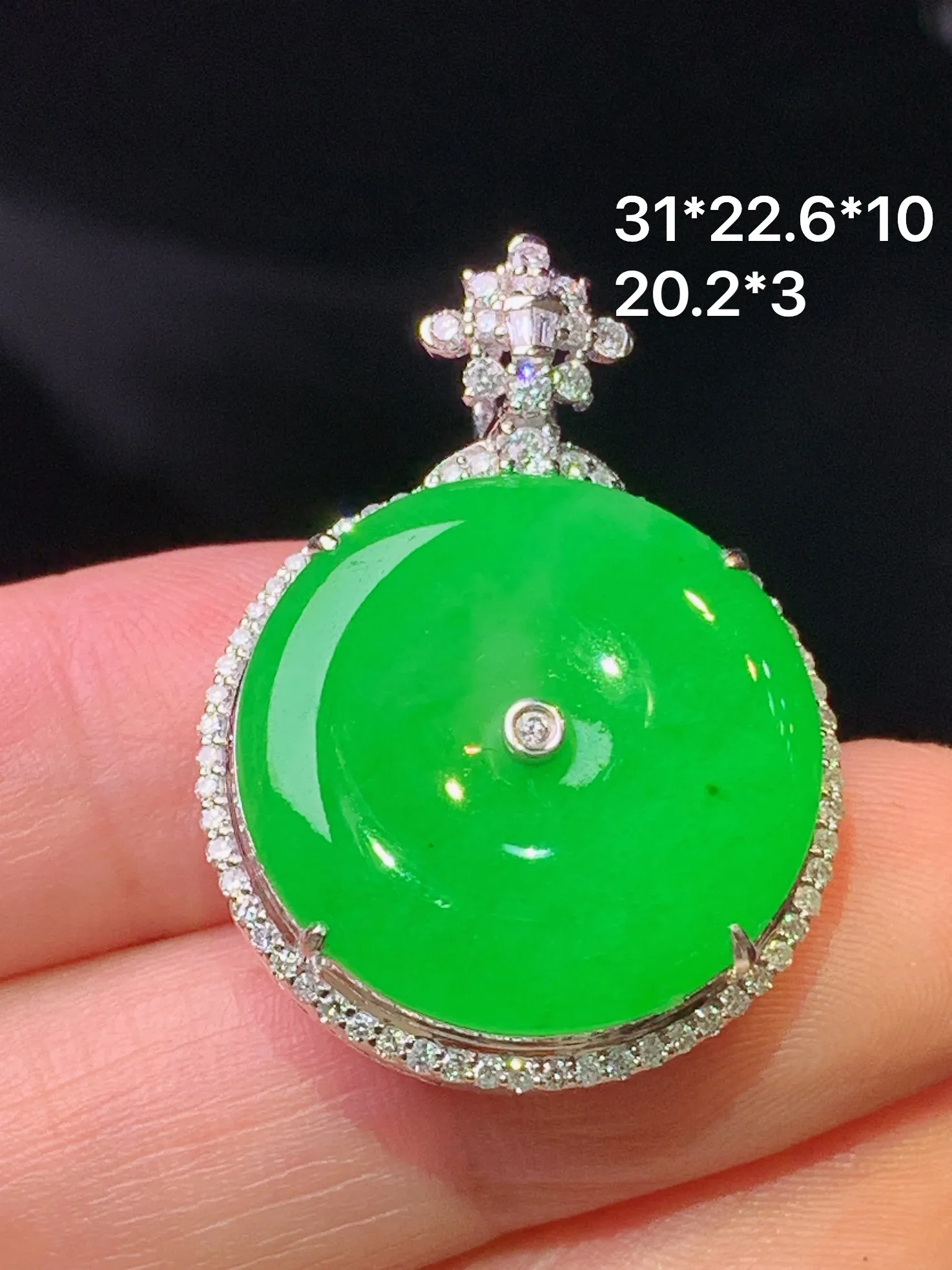 18k金钻镶嵌满绿平安扣吊坠 玉质细腻 色泽清新艳丽 整体尺寸31*22.6*10