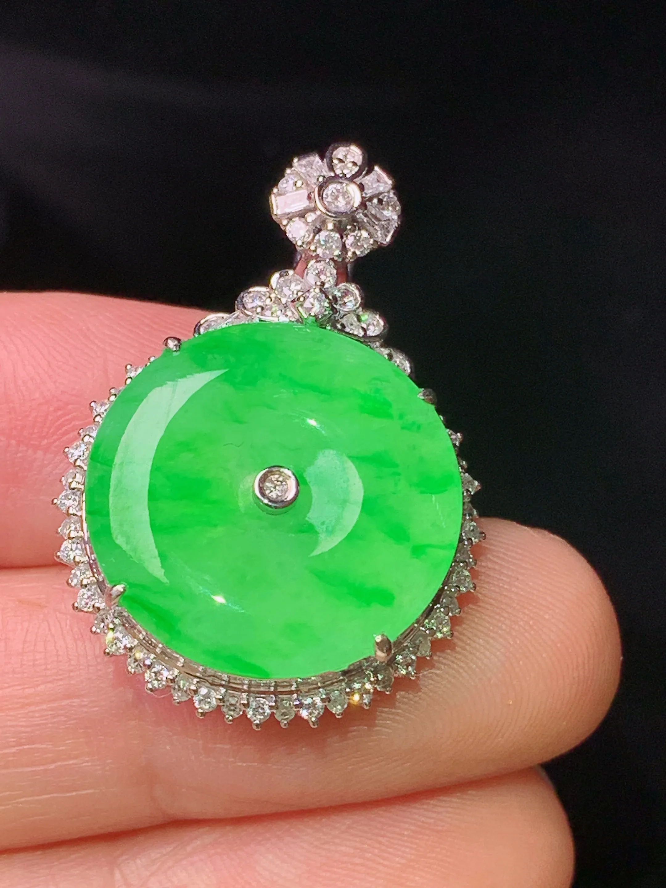 18k金钻镶嵌翠绿平安扣吊坠 玉质细腻 色泽清新艳丽 整体尺寸30.2*21*8