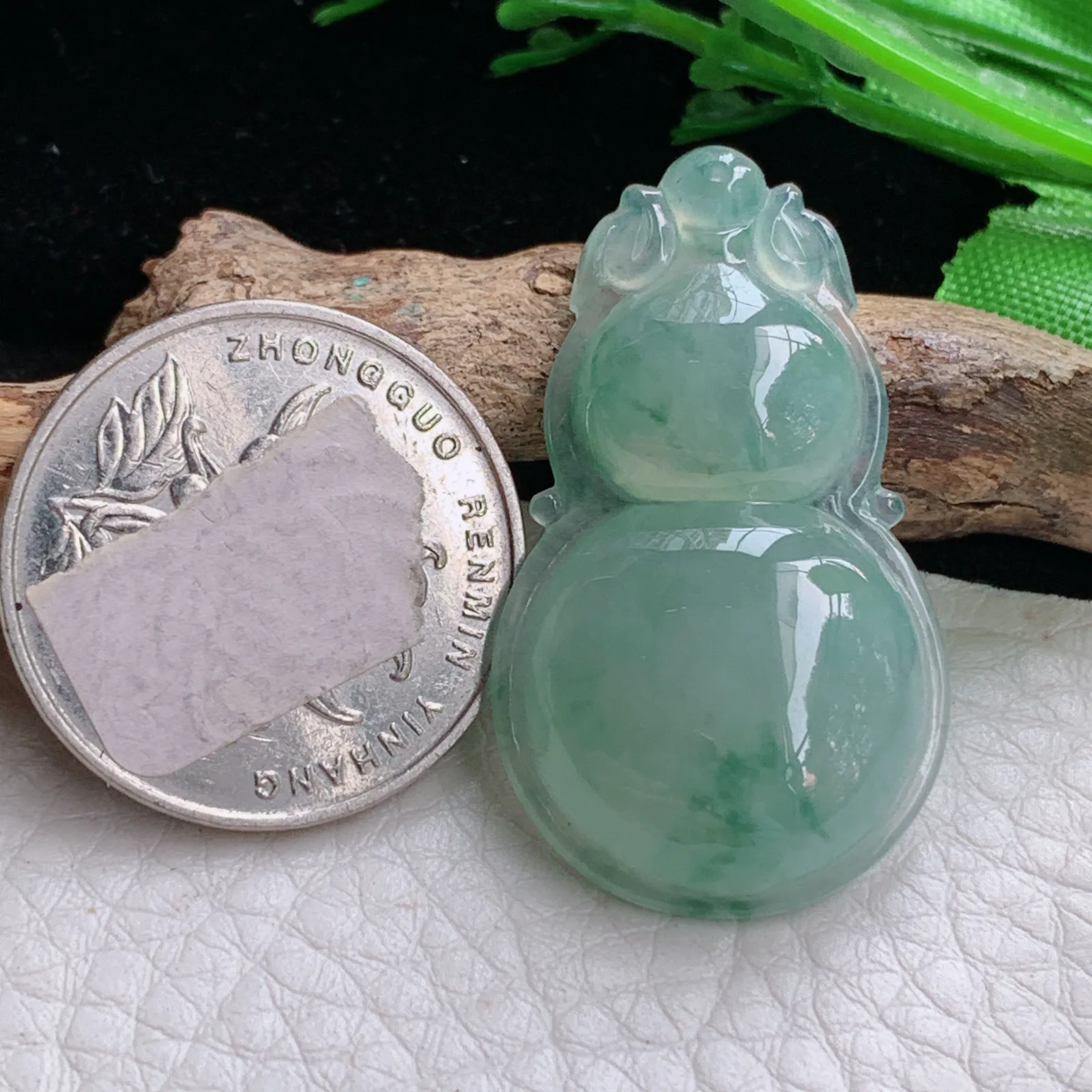 gp自然光37*21.8*6.2天然缅甸翡翠冰晴绿饱满飘花葫芦玉吊坠