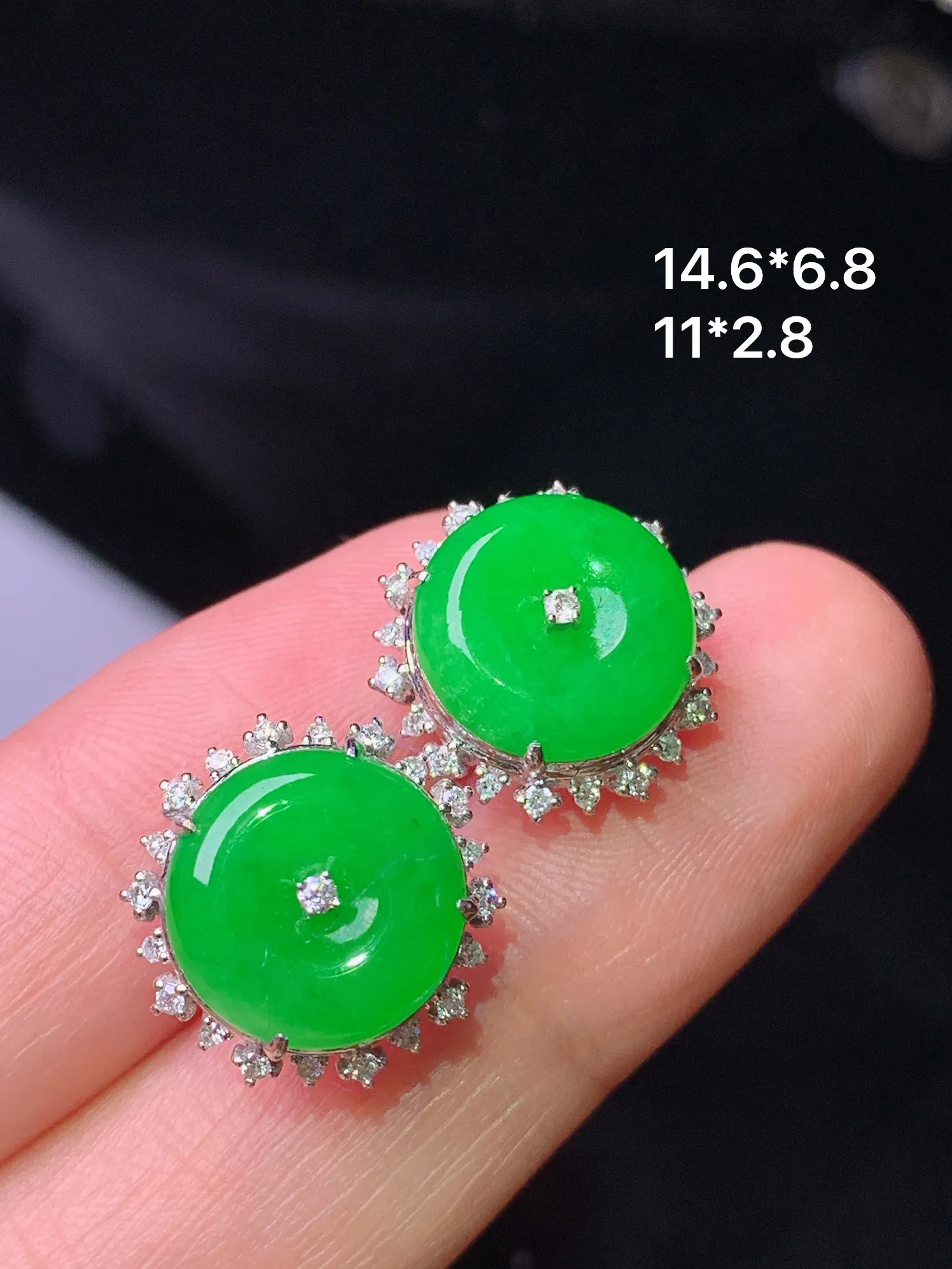 18k金钻镶嵌翠绿平安扣耳钉 玉质细腻 色泽清新艳丽 整体尺寸14.6*6.8