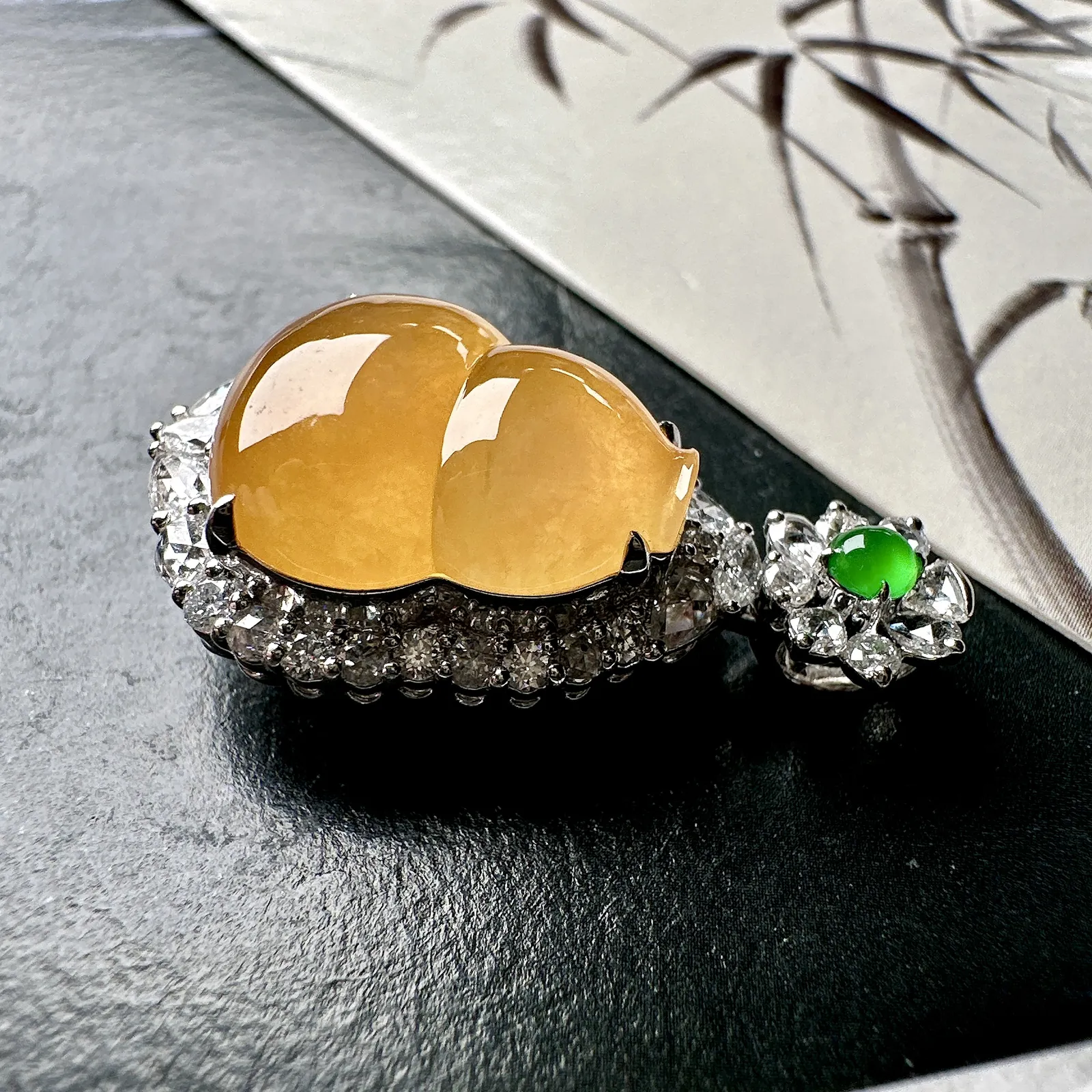 【冰种黄翡葫芦吊坠】质地细腻，冰感十足，晶莹透亮，18K金钻镶嵌，裸石尺寸17.4*14.5*5.5毫米