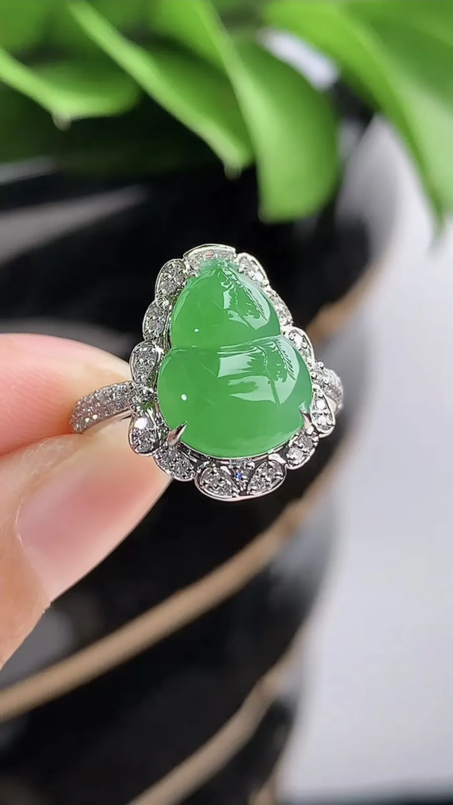 a货翡翠老坑冰种18K金伴钻镶嵌甜绿葫芦戒指 圈口17裸石尺寸13×9.7mm 重量3.60g 12