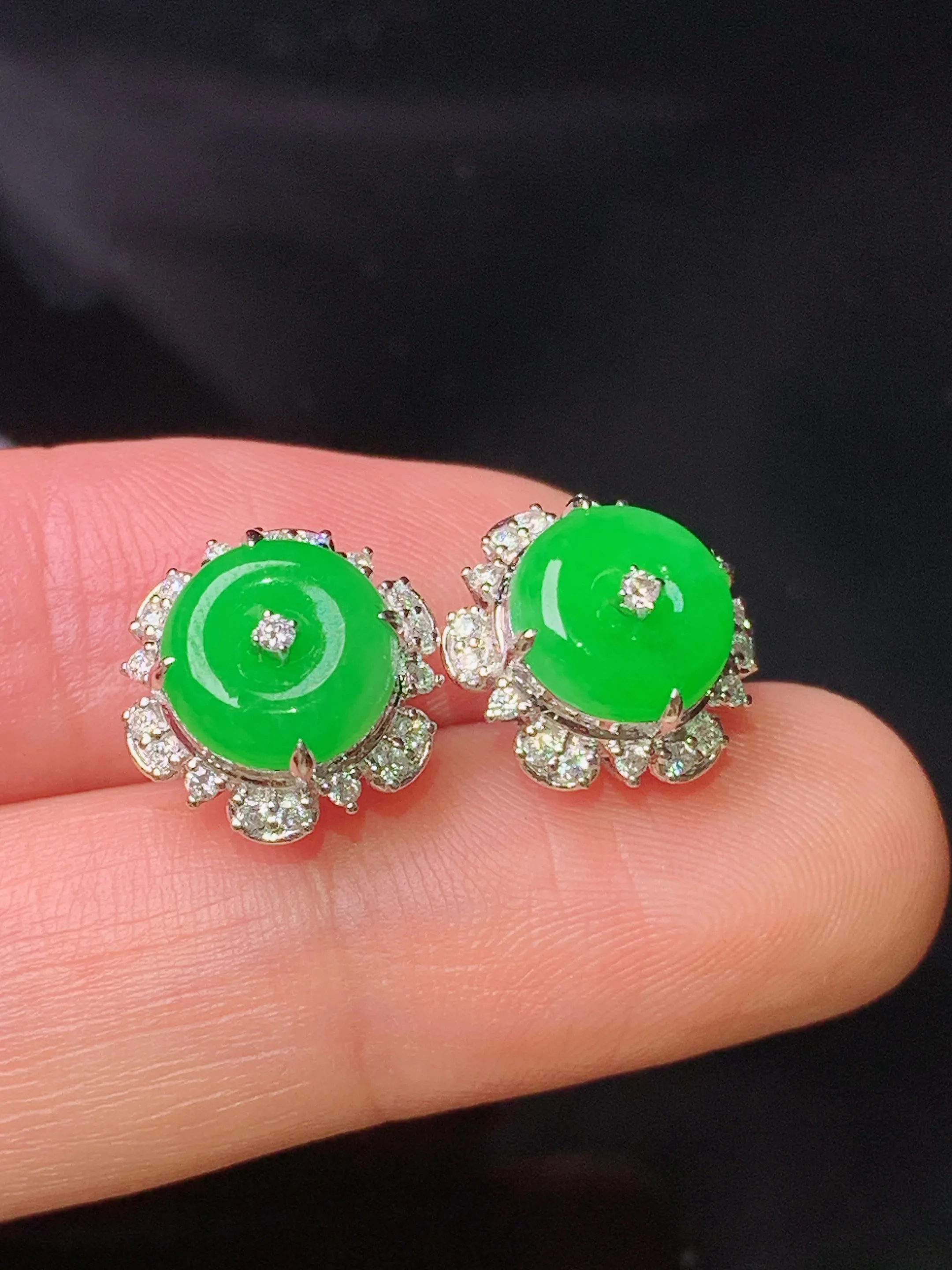 18k金钻镶嵌满绿平安扣耳钉 玉质细腻 色泽清新艳丽 整体尺寸12*7