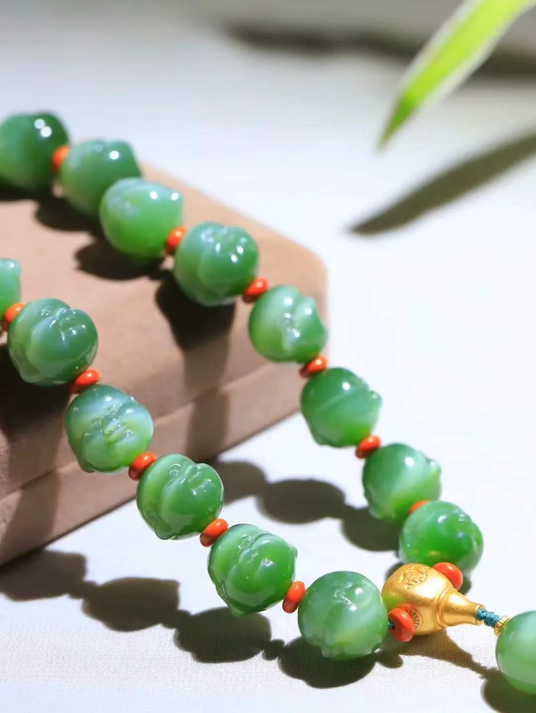 （弥勒笑佛.手持）

典藏级臻品️和田玉碧玉猫眼弥勒佛手持、脂粉浓郁，玉质细腻温润，油性十足，颗颗精雕笑佛，笑容可掬，让人如沐春风，笑语吟吟，寓意待人宽厚，遇事大度，能屈能伸，️福佛相伴，福运连绵。给佩戴者带来平安 。尺寸取一15.8-16.7-16.4mm重121.5克FDA-88120289A