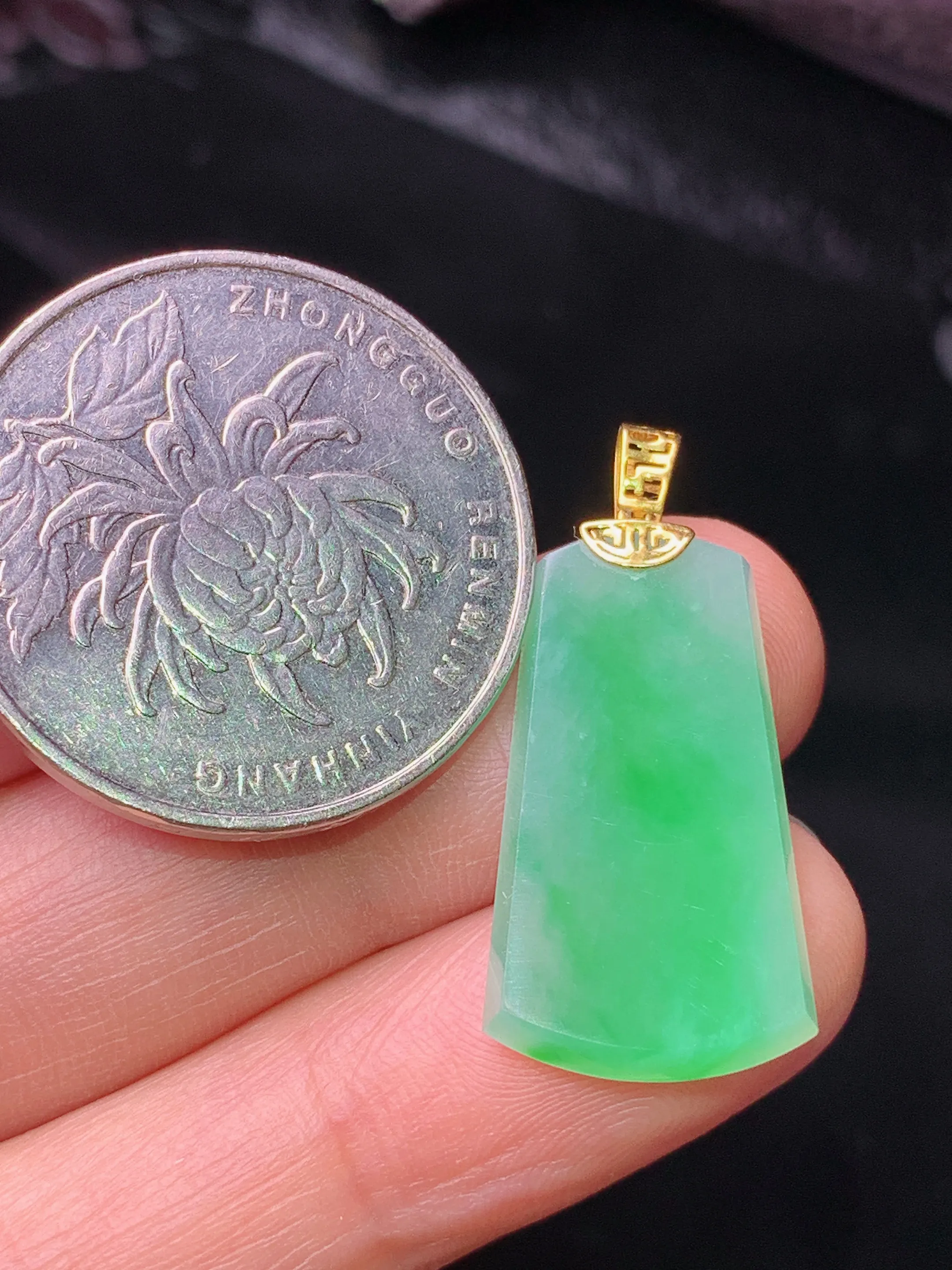 18k金镶嵌翠绿无事牌吊坠 玉质细腻 色泽清新艳丽  整体尺寸28.2*13.3*3