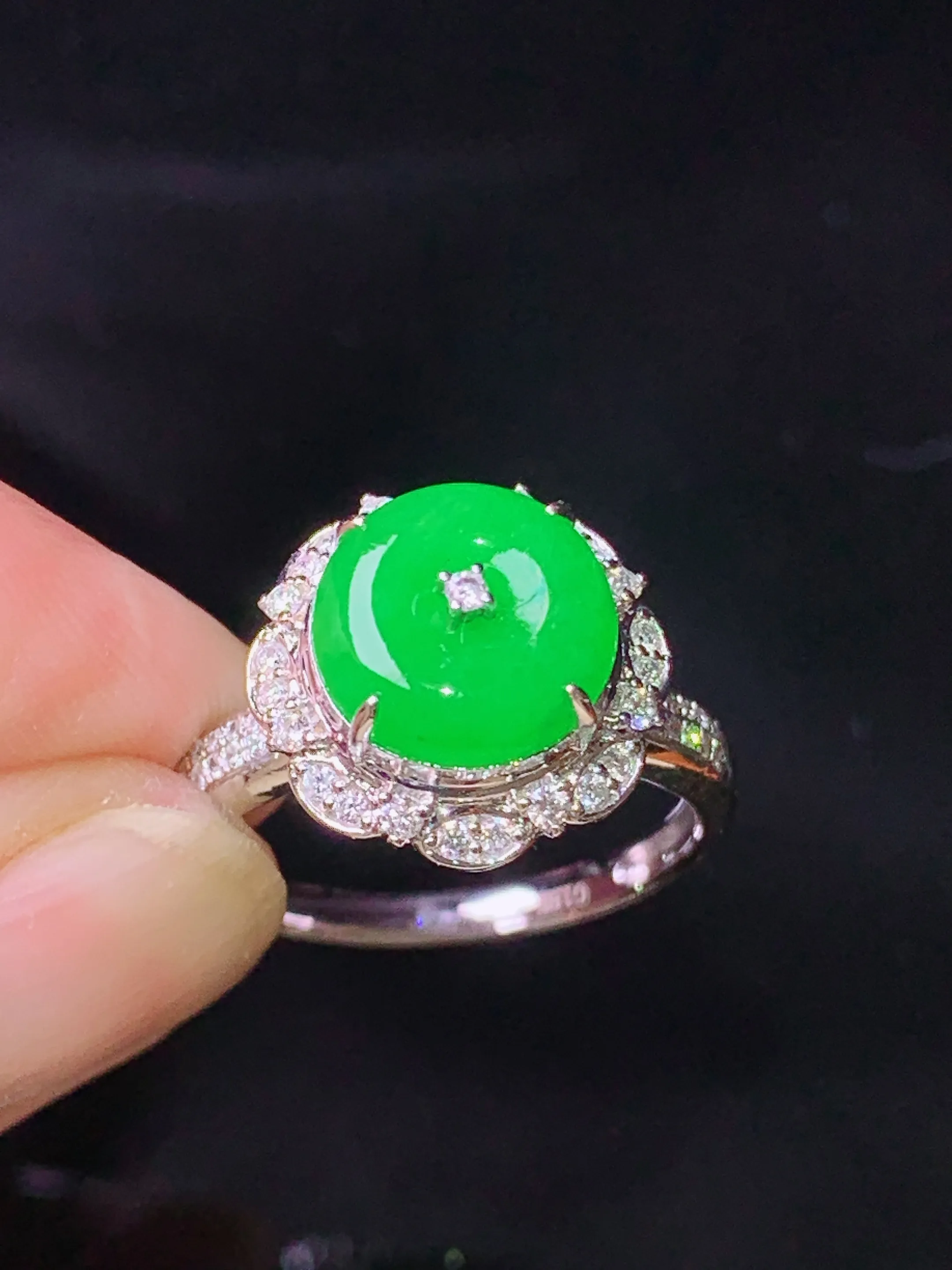18k金钻镶嵌满绿平安扣戒指 玉质细腻 色泽清新艳丽 圈口15 整体尺寸13.5*9.3