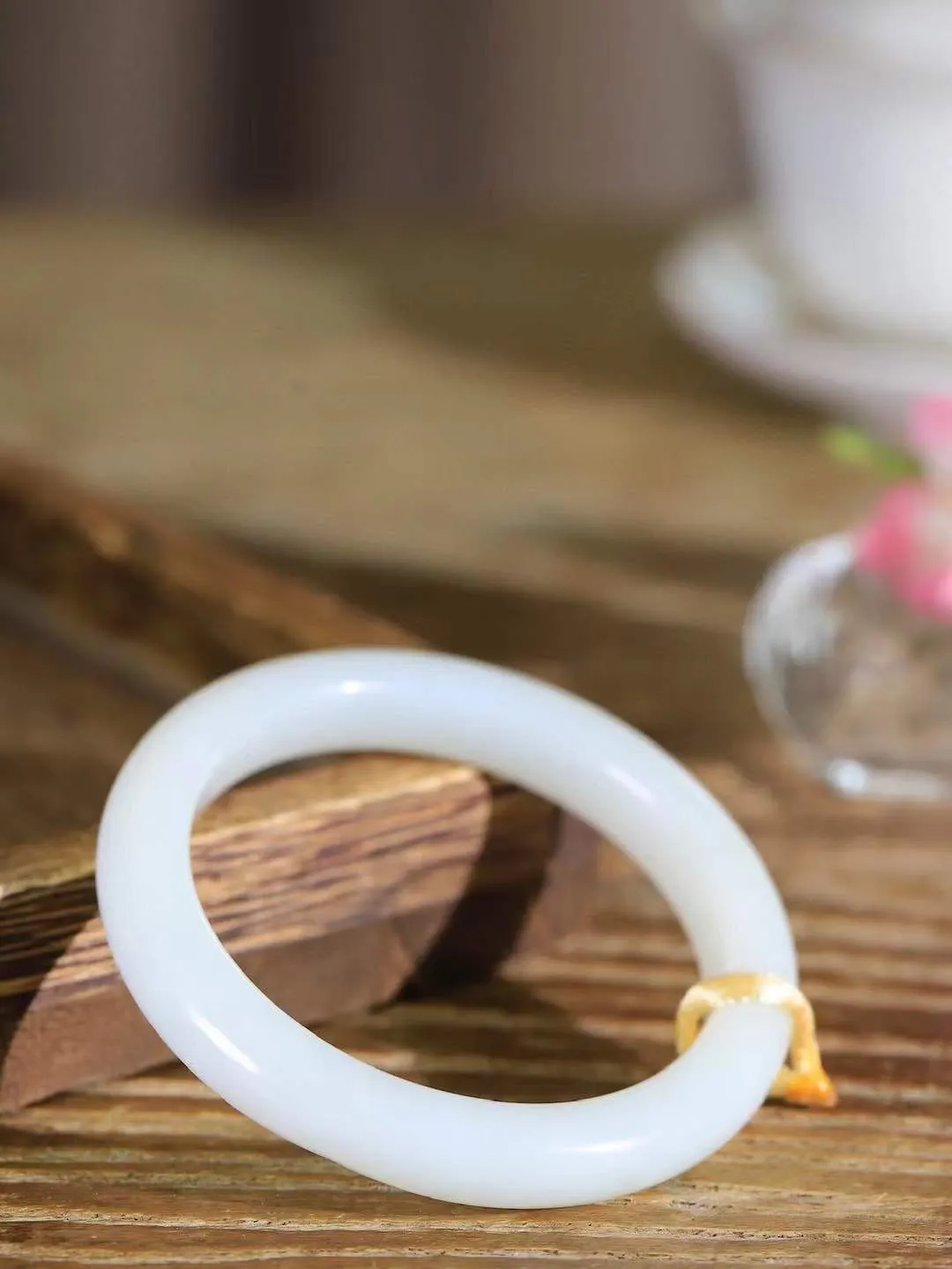 [温润如玉.手镯]

精品和田玉白玉手镯。玉质温润细腻 油性十足 手感舒适，高华雅逸，线条流畅，简约大气，美自天成，素雅高贵。佩戴于腕间，婉约之美，举手投足间透出那份低调奢华。重42克 内径54.5mm尺寸10-8.5mm 781152514A