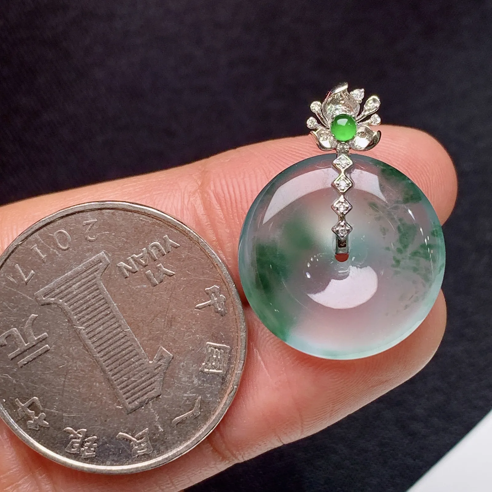 冰飘花平安扣吊坠，18k金镶嵌，冰冰润润，玉质细腻，种水足 尺寸24*17.9*4.1