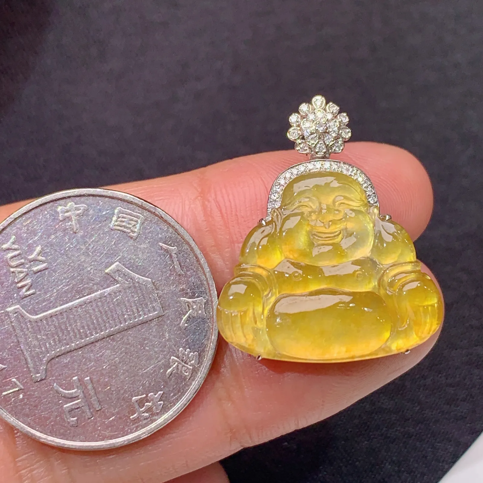 冰黄翡笑佛吊坠，18k金镶嵌，冰透水润，颜色鲜亮 尺寸24.9*20.8*5.1